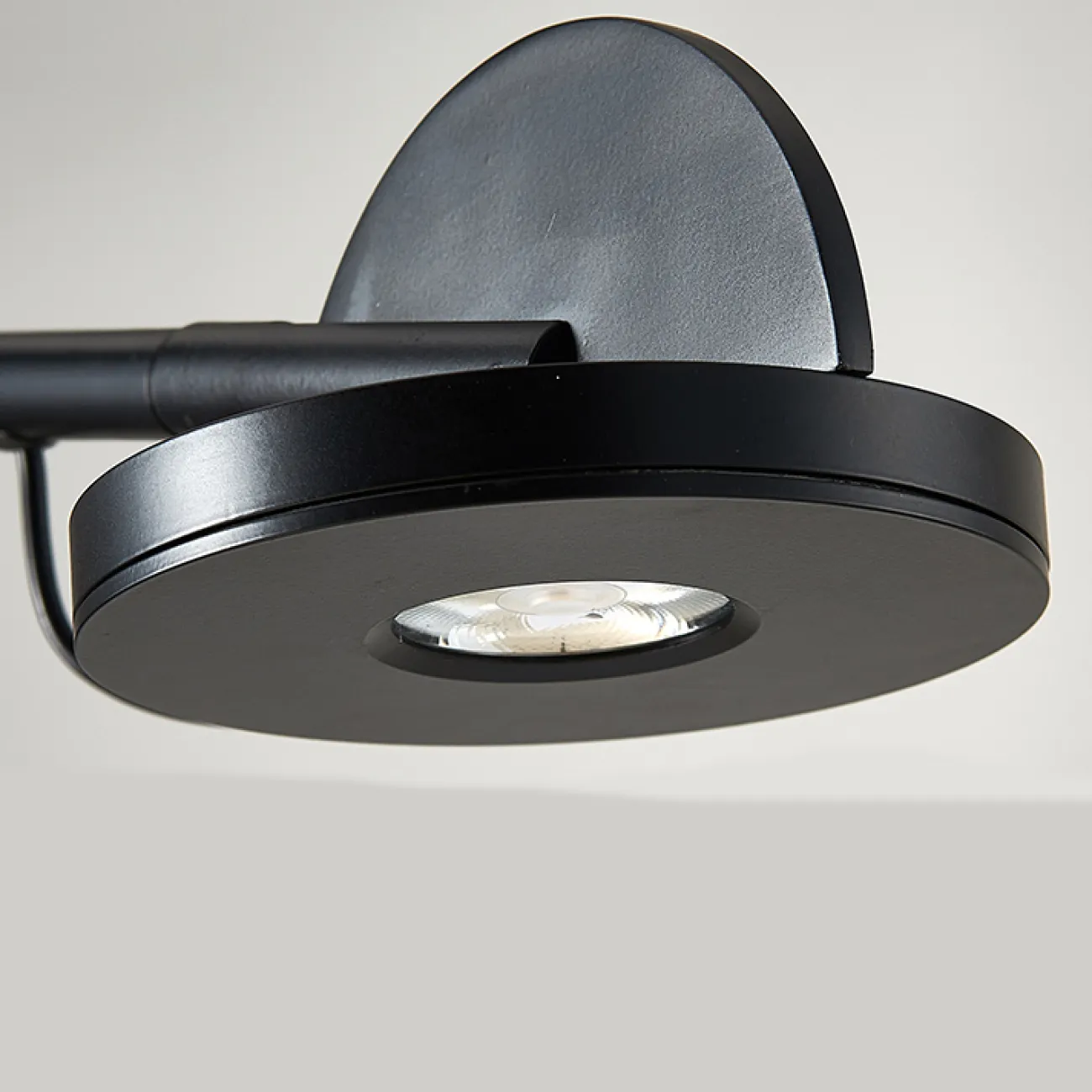 Торшер с дискообразным плафоном на подвижной штанге с красным наконечником DUKE