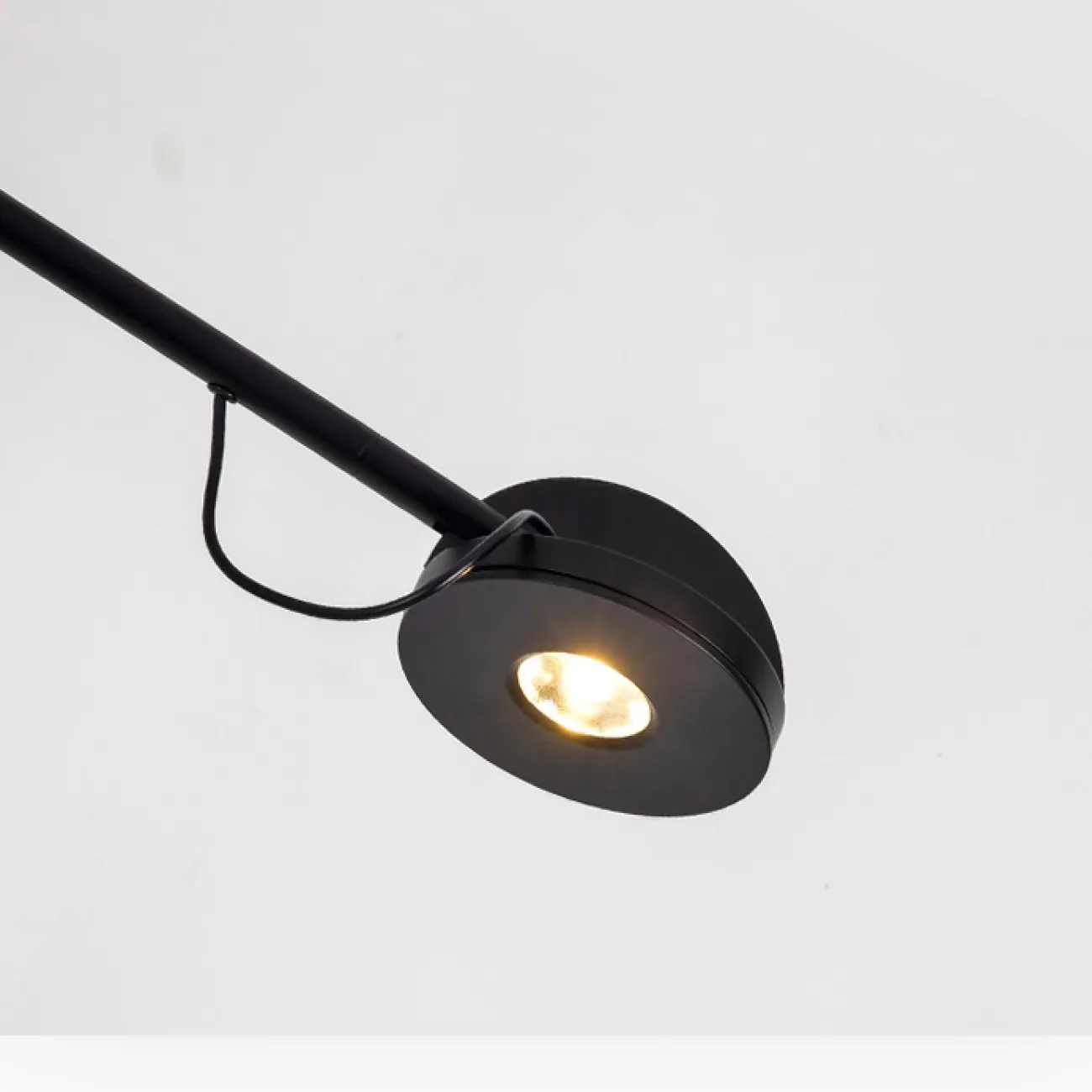 Торшер с дискообразным плафоном на подвижной штанге с красным наконечником DUKE