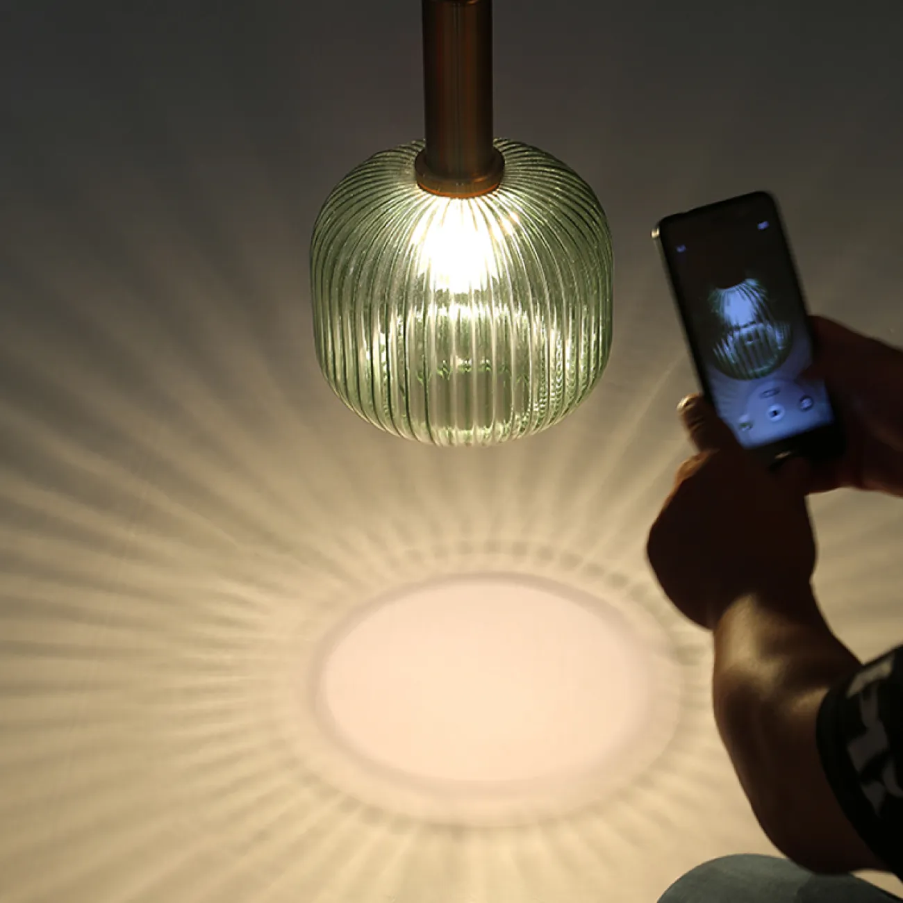 Светильники-подвесы с цветными стеклянными плафонами