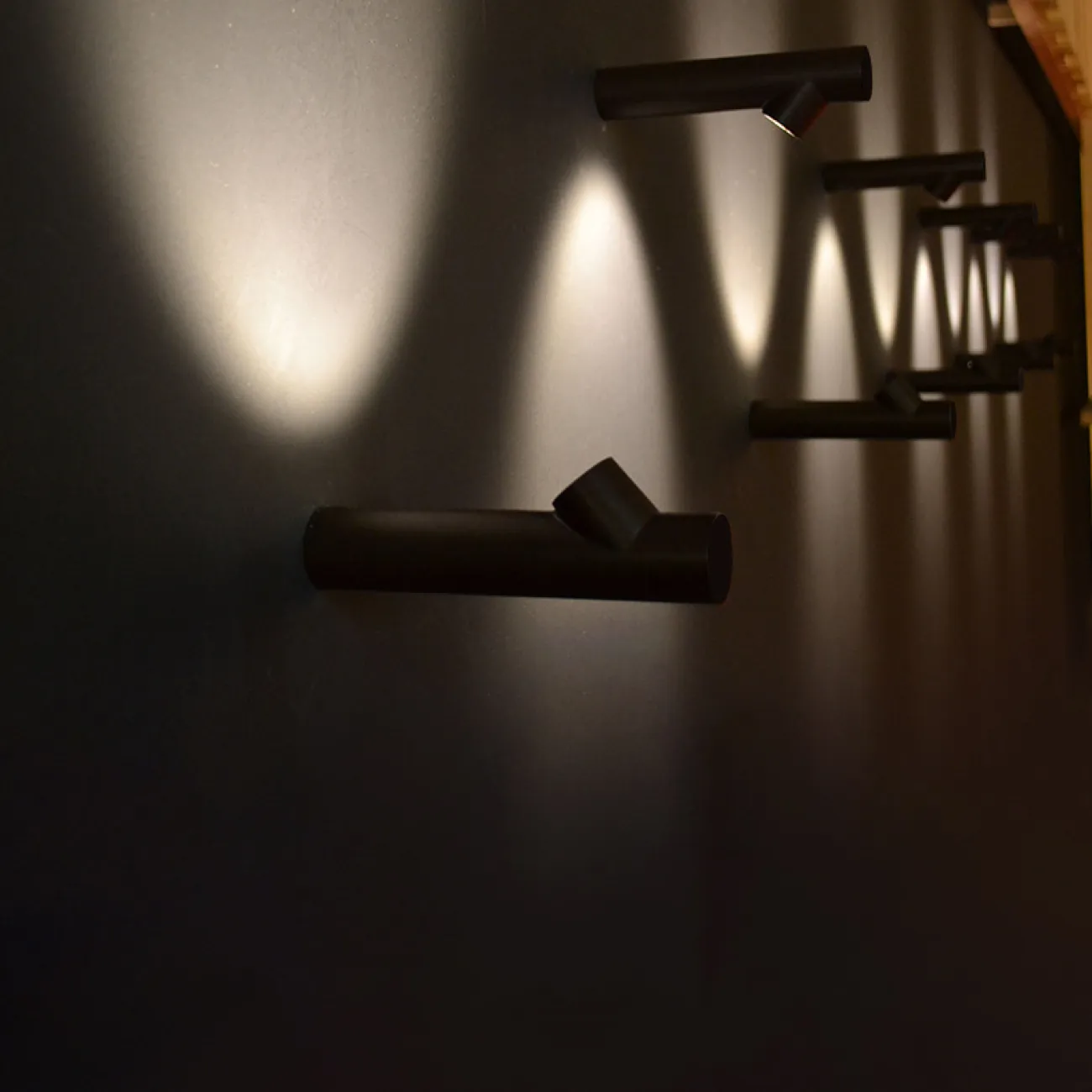 Серия настенных светодиодных светильников со скошенным цилиндрическим плафоном на трубчатом корпусе DONIA Black