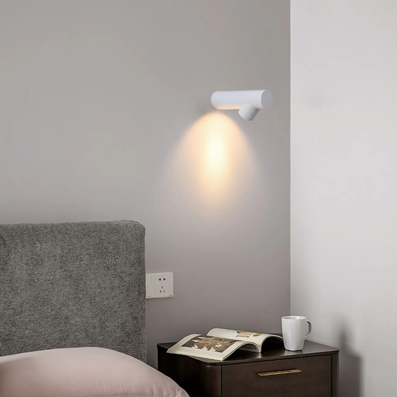 Серия настенных светодиодных светильников со скошенным цилиндрическим плафоном на трубчатом корпусе DONIA Black