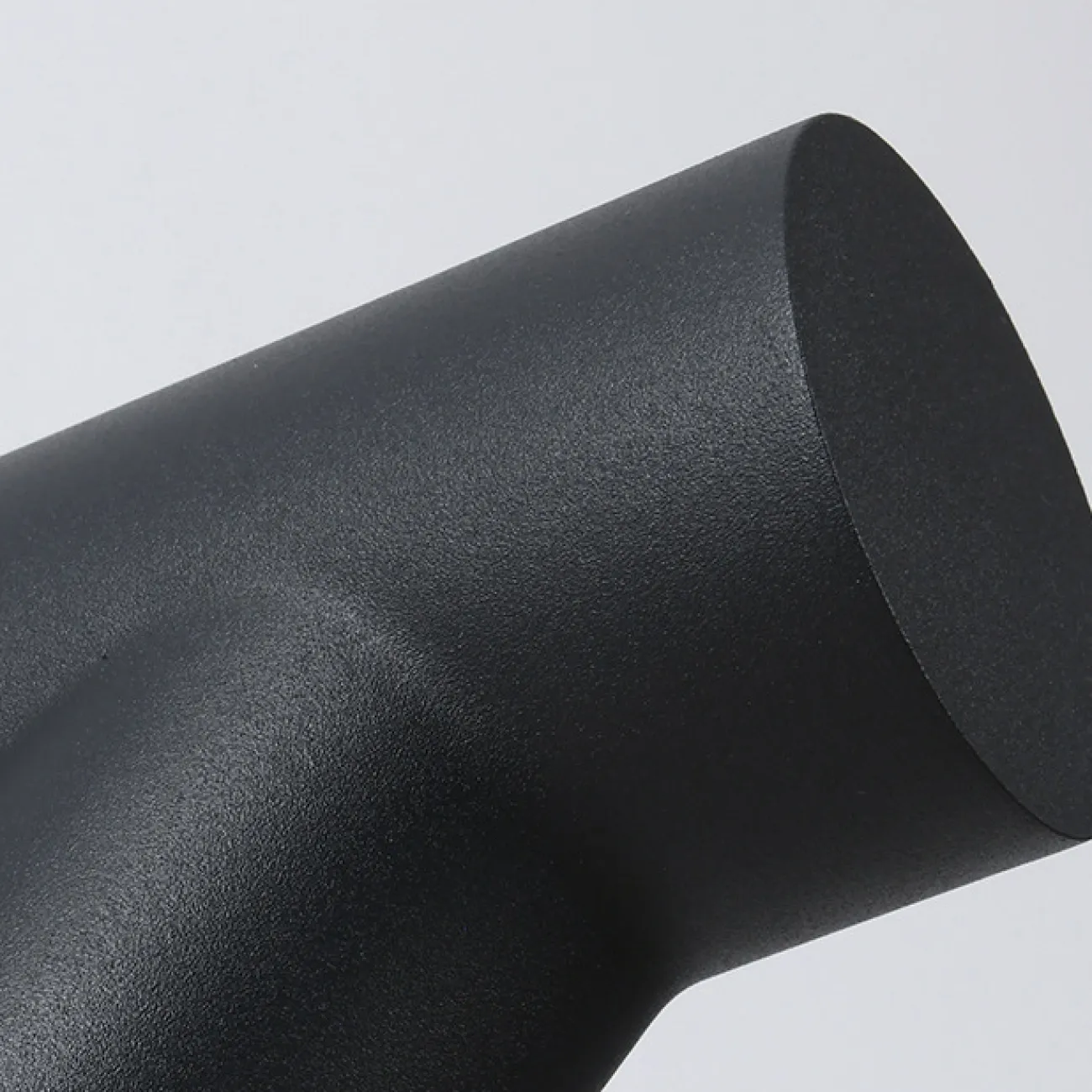 Серия настенных светодиодных светильников со скошенным цилиндрическим плафоном на трубчатом корпусе DONIA Black