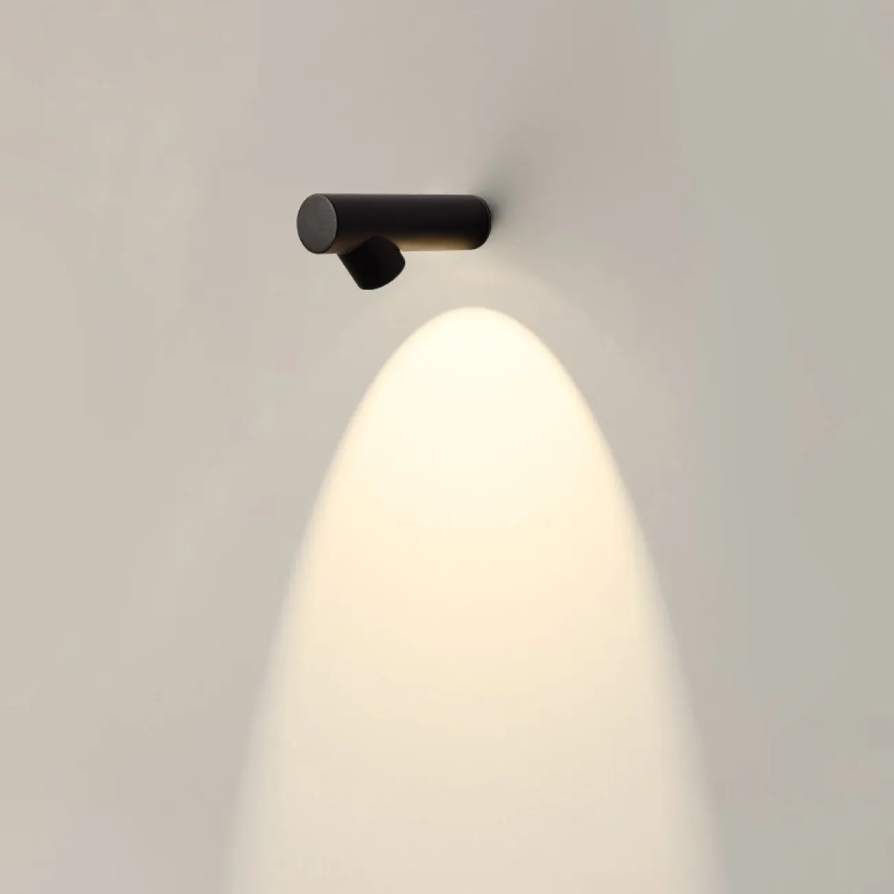 Серия настенных светодиодных светильников со скошенным цилиндрическим плафоном на трубчатом корпусе DONIA Black