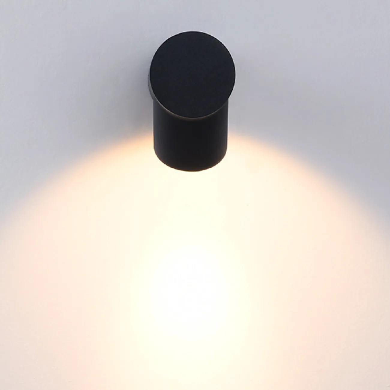 Серия настенных светодиодных светильников со скошенным цилиндрическим плафоном на трубчатом корпусе DONIA Black