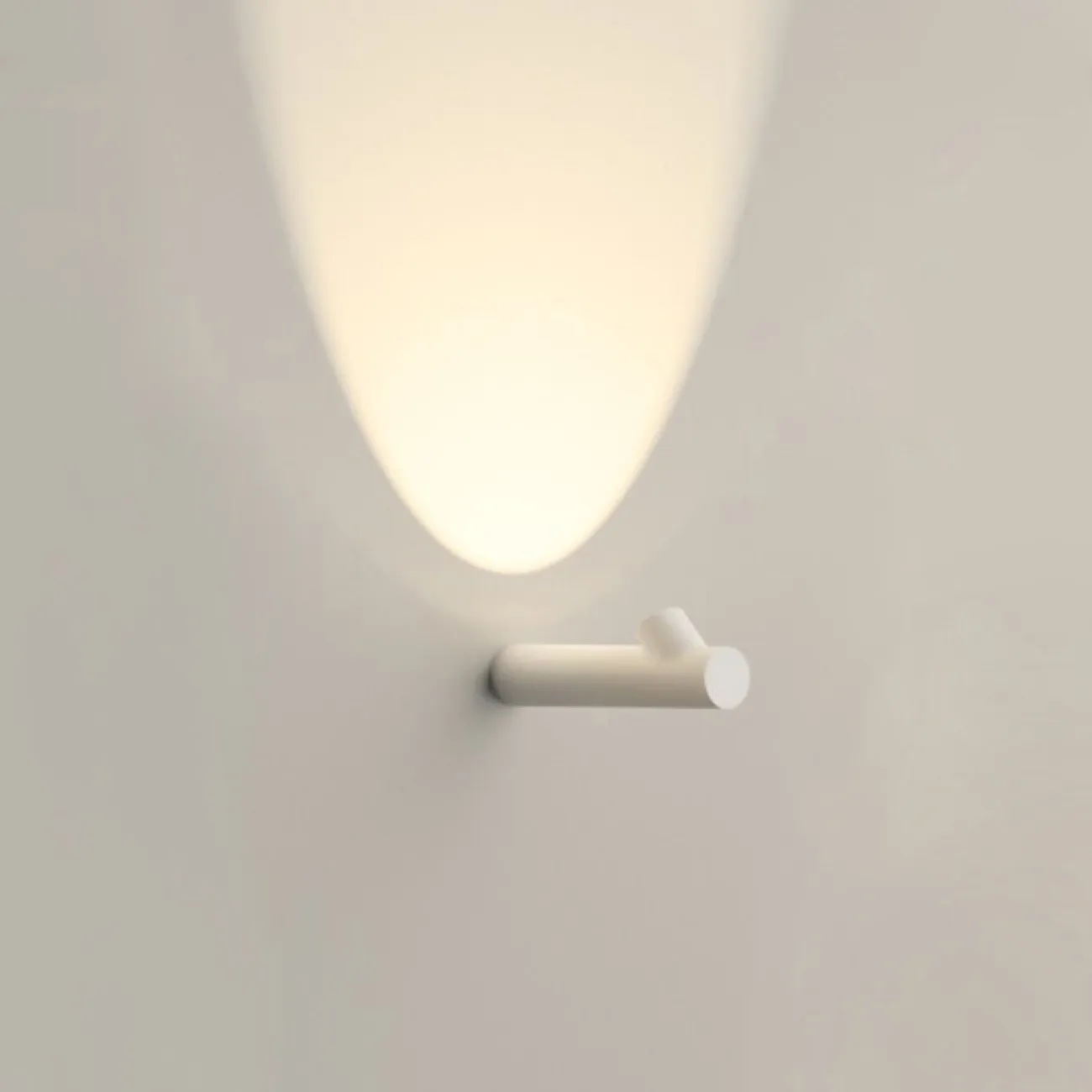 Серия настенных светодиодных светильников со скошенным цилиндрическим плафоном на трубчатом корпусе DONIA Black