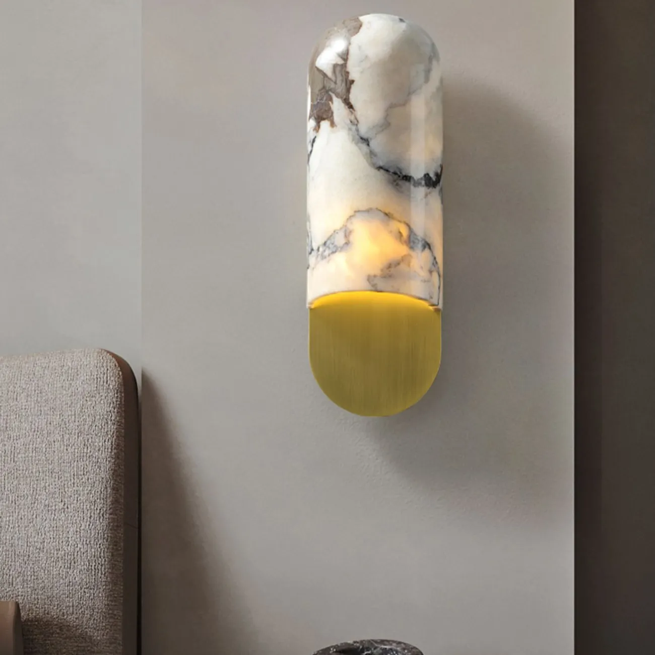 Серия настенных светильников с выгнутым округлым рассеивателем из натурального мрамора VILHO Brass