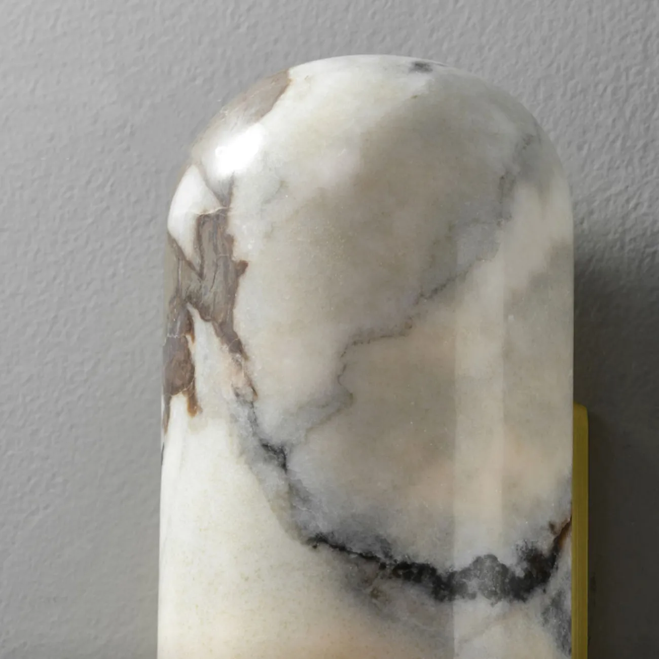 Серия настенных светильников с выгнутым округлым рассеивателем из натурального мрамора VILHO Brass