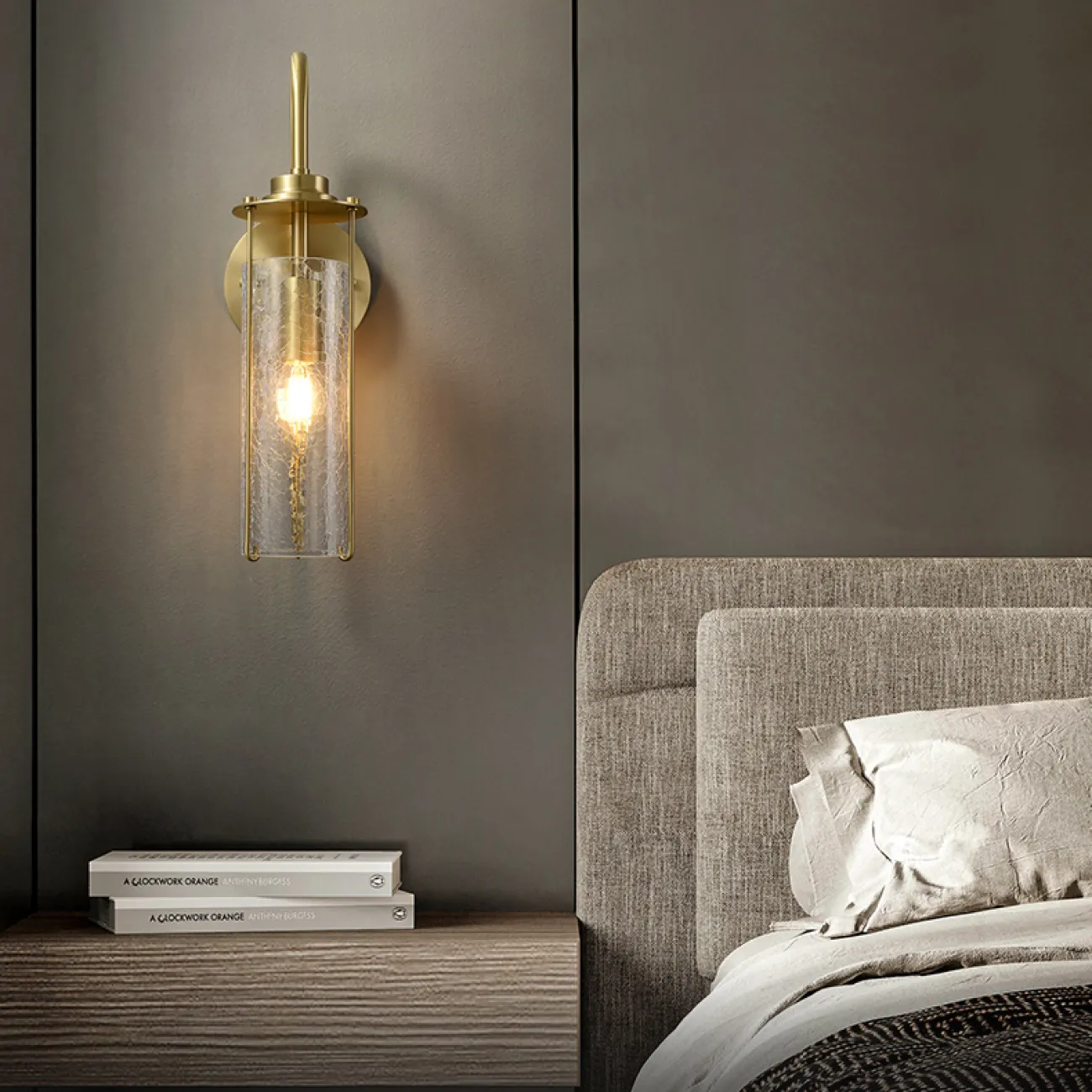 Настенный светильник с цилиндрическим плафоном из кракелированного стекла на изогнутом рожке GABRIELLA WALL