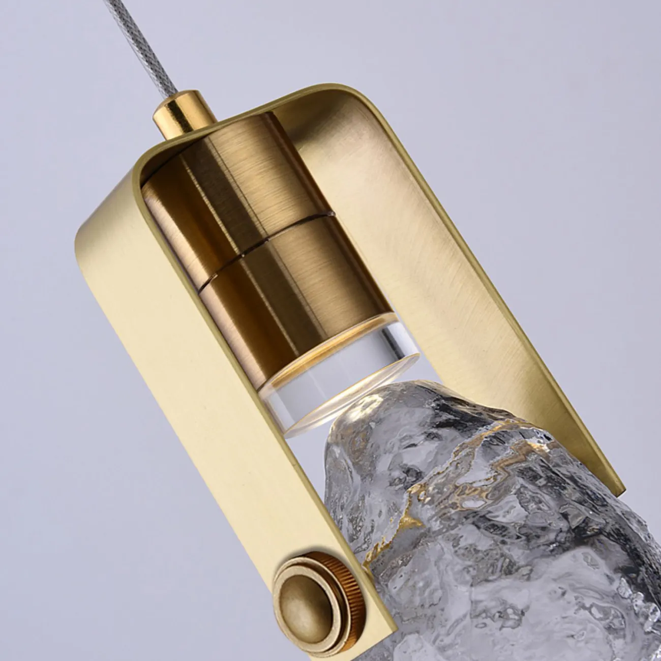 Готовая комбинация подвесных светильников с цилиндрическими плафонами и хрустальными рассеивателями в виде неограненных камней BASTIAN COMBO L70