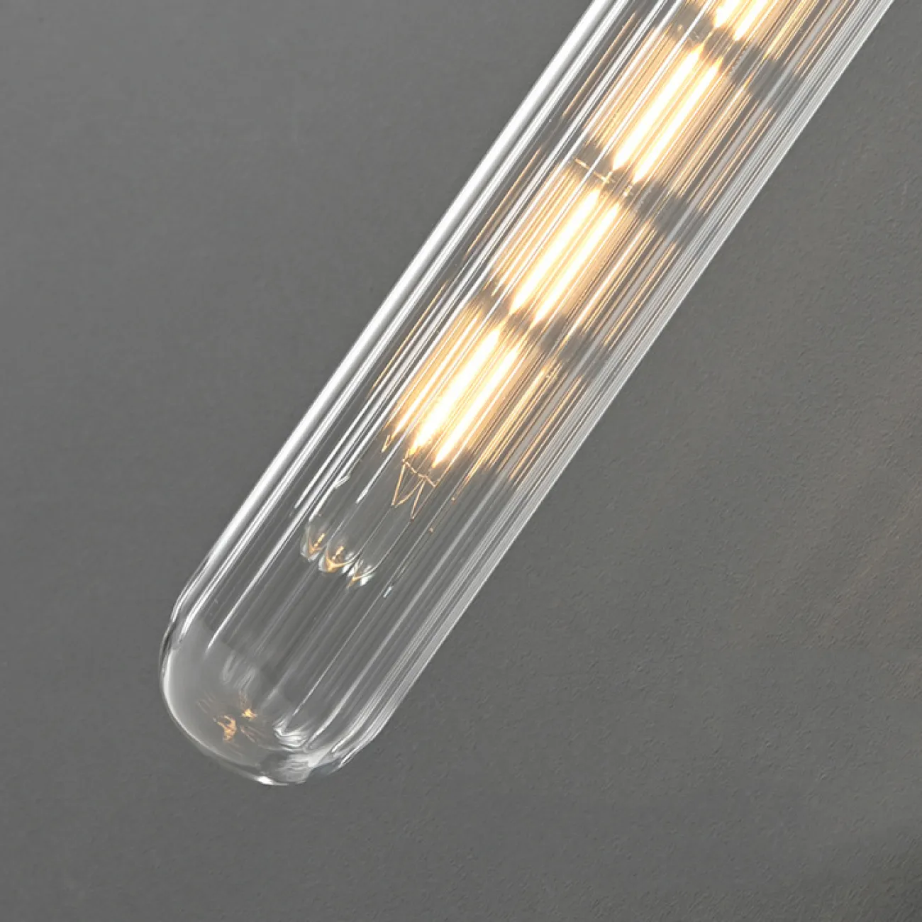 Серия настенных светильников с цилиндрическим рассеивателем из рельефного стекла в латунном корпусе с клипом LEINO WALL Brass