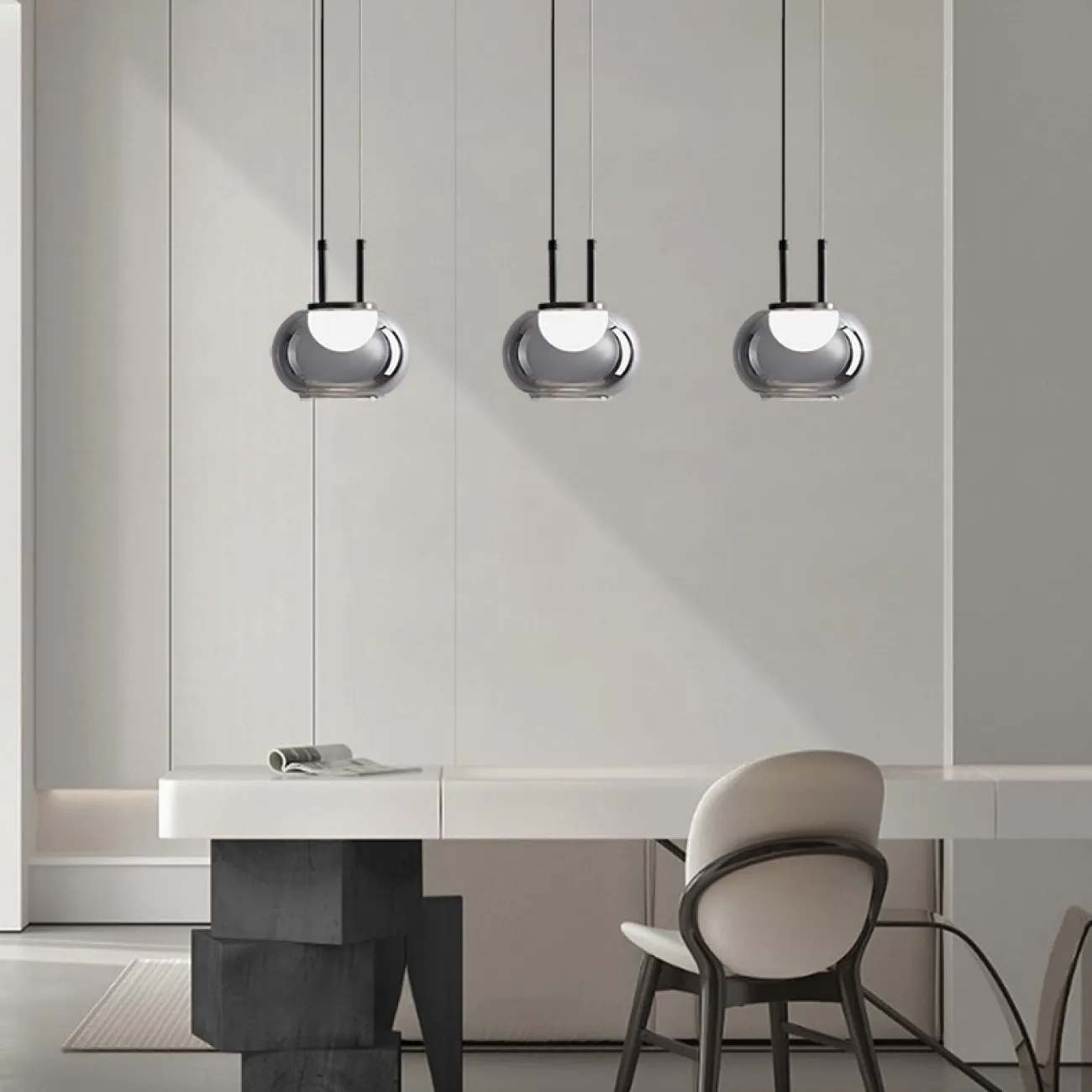 Готовая комбинация подвесных светодиодных светильников c тремя шаровидными плафонами в дымчатых абажурах из стекла HANSERIC TRIO