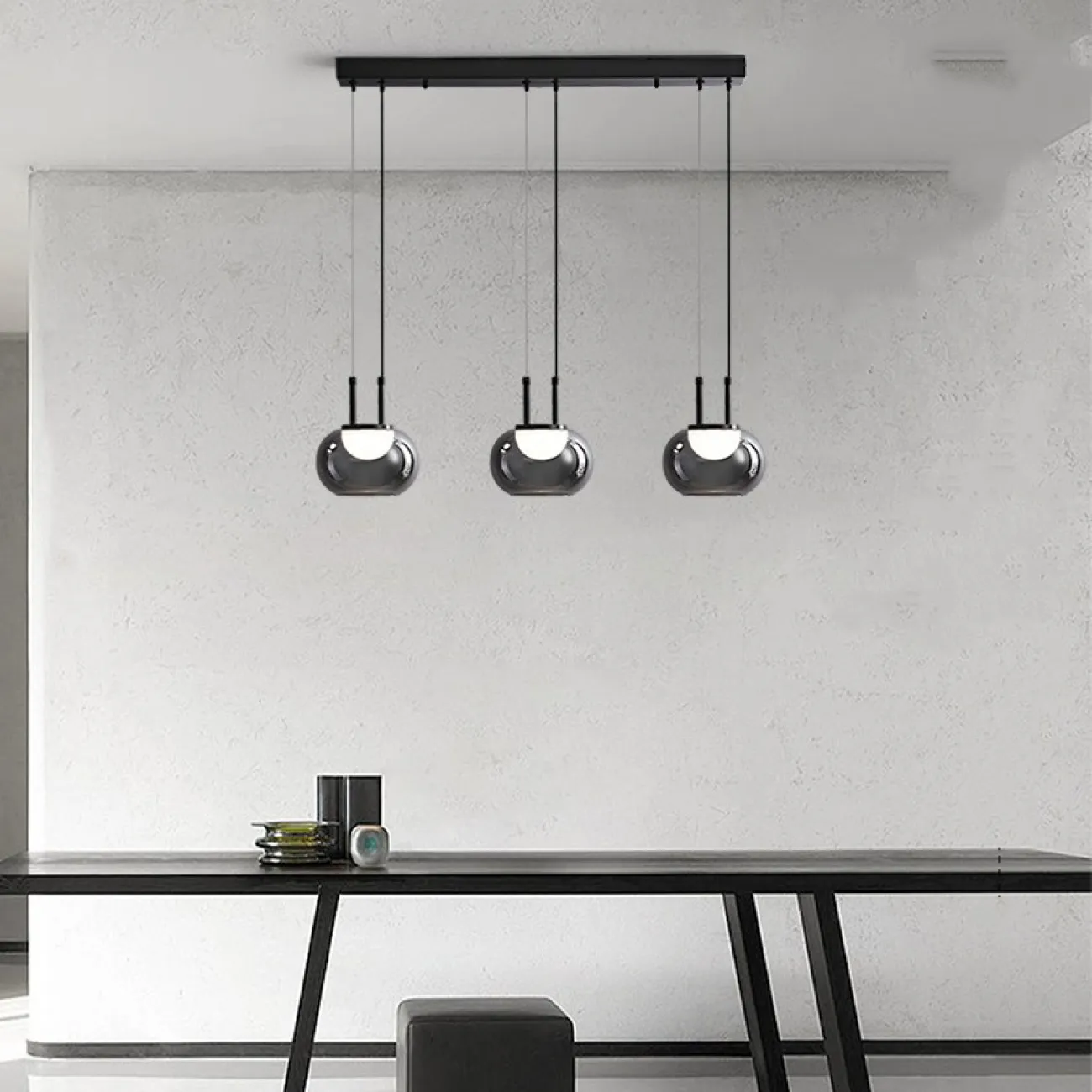 Готовая комбинация подвесных светодиодных светильников c тремя шаровидными плафонами в дымчатых абажурах из стекла HANSERIC TRIO