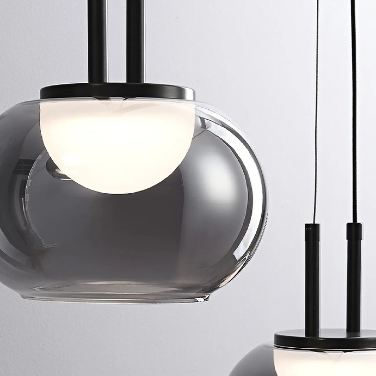 Готовая комбинация подвесных светодиодных светильников c тремя шаровидными плафонами в дымчатых абажурах из стекла HANSERIC TRIO