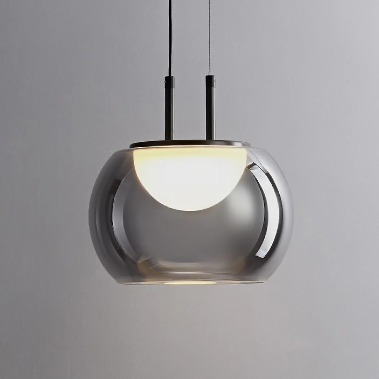 Готовая комбинация подвесных светодиодных светильников c тремя шаровидными плафонами в дымчатых абажурах из стекла HANSERIC TRIO