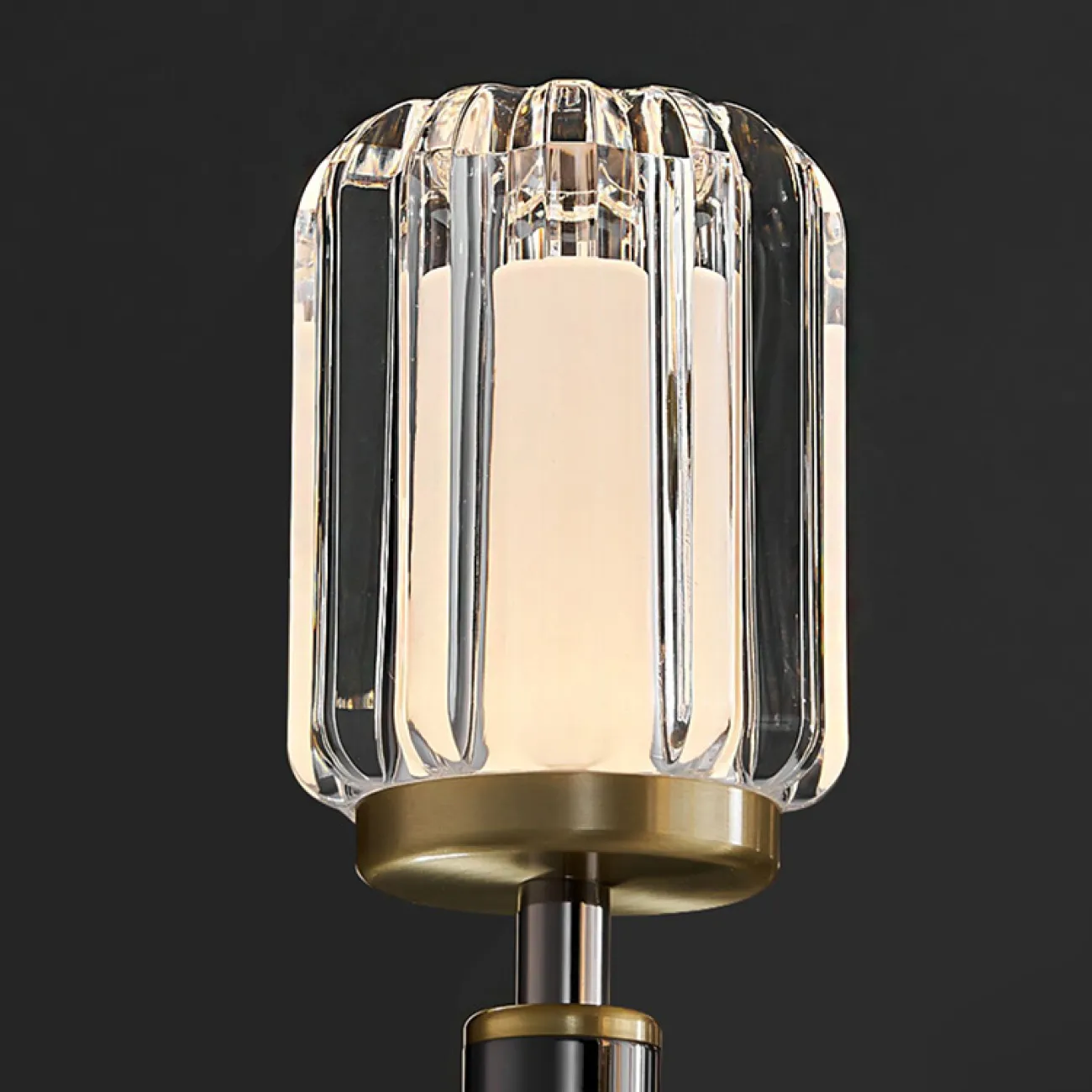 Настенный светодиодный светильник с рельефным плафоном на поворотном рожке с точечным линзированным источником LEONEL