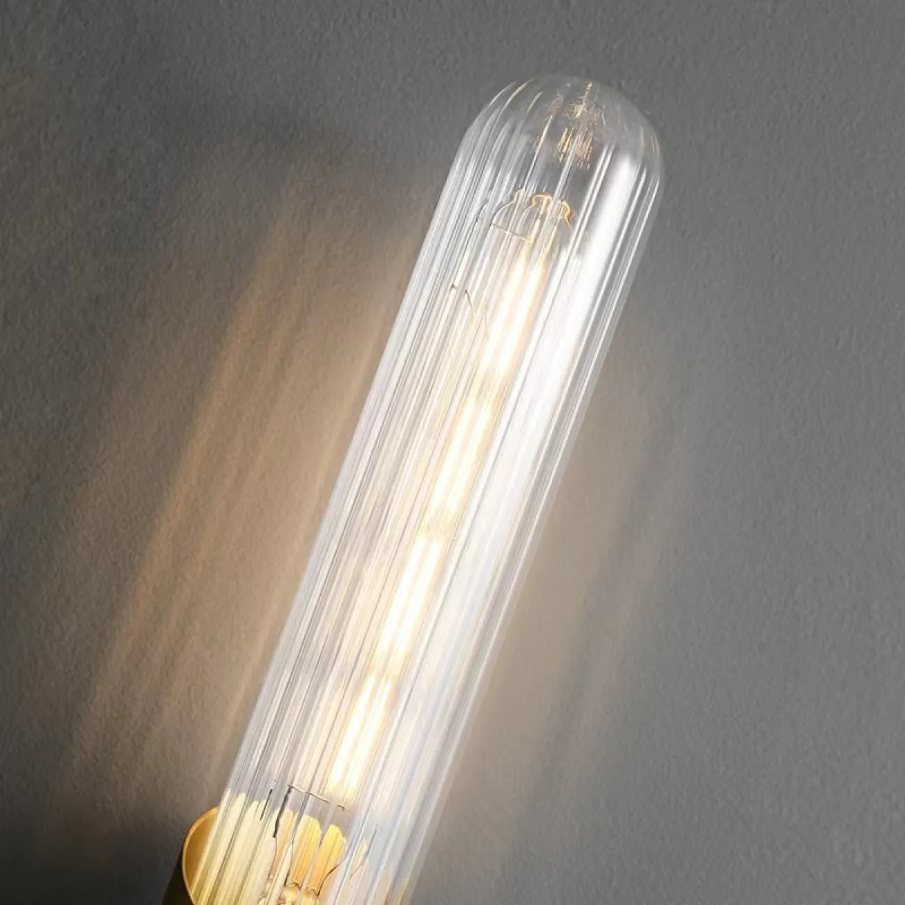 Серия бра с двойными цилиндрическими рассеивателями из рельефного стекла в латунном корпусе LEINO B WALL Black