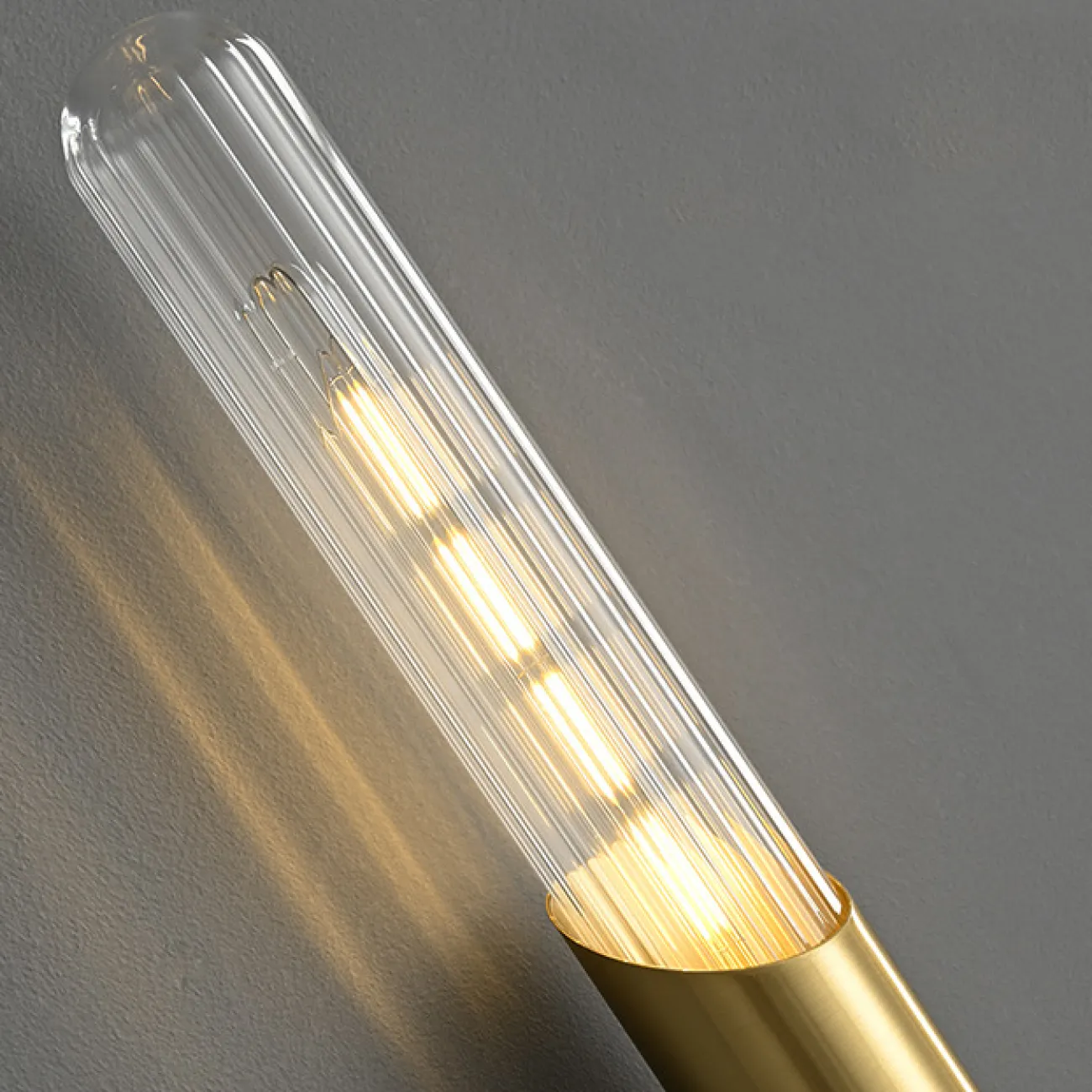 Серия бра с двойными цилиндрическими рассеивателями из рельефного стекла в латунном корпусе LEINO B WALL Black