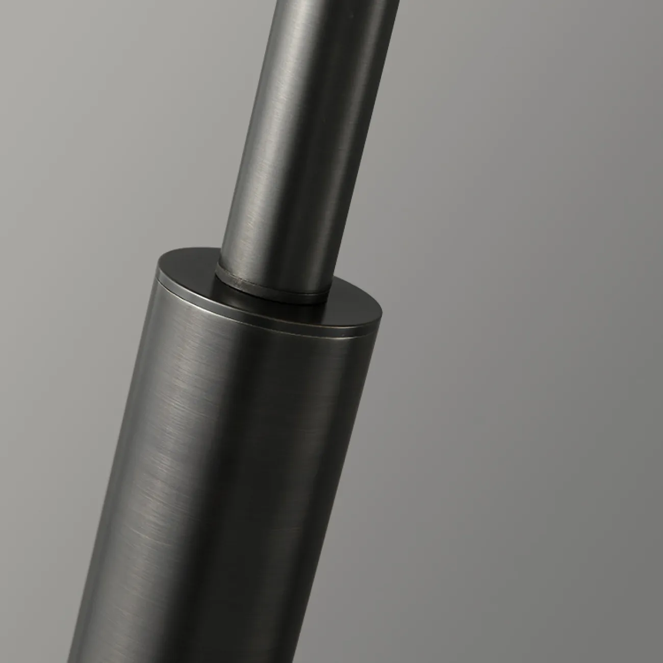 Готовая комбинация подвесных светодиодных светильников с цилиндрическим корпусом из настоящей и черненой латуни BERNARD B DUO Brass