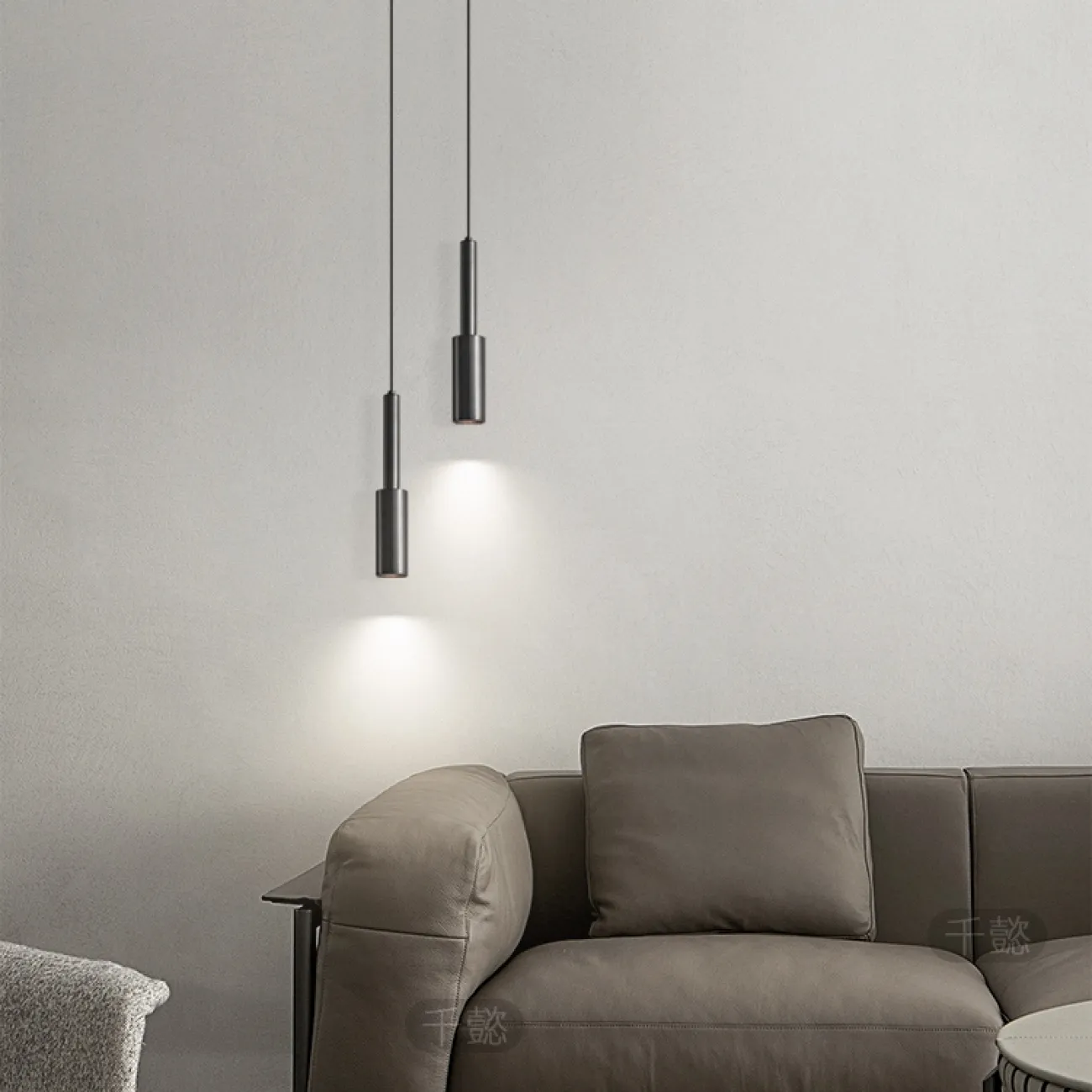 Готовая комбинация подвесных светодиодных светильников с цилиндрическим корпусом из настоящей и черненой латуни BERNARD B DUO Brass