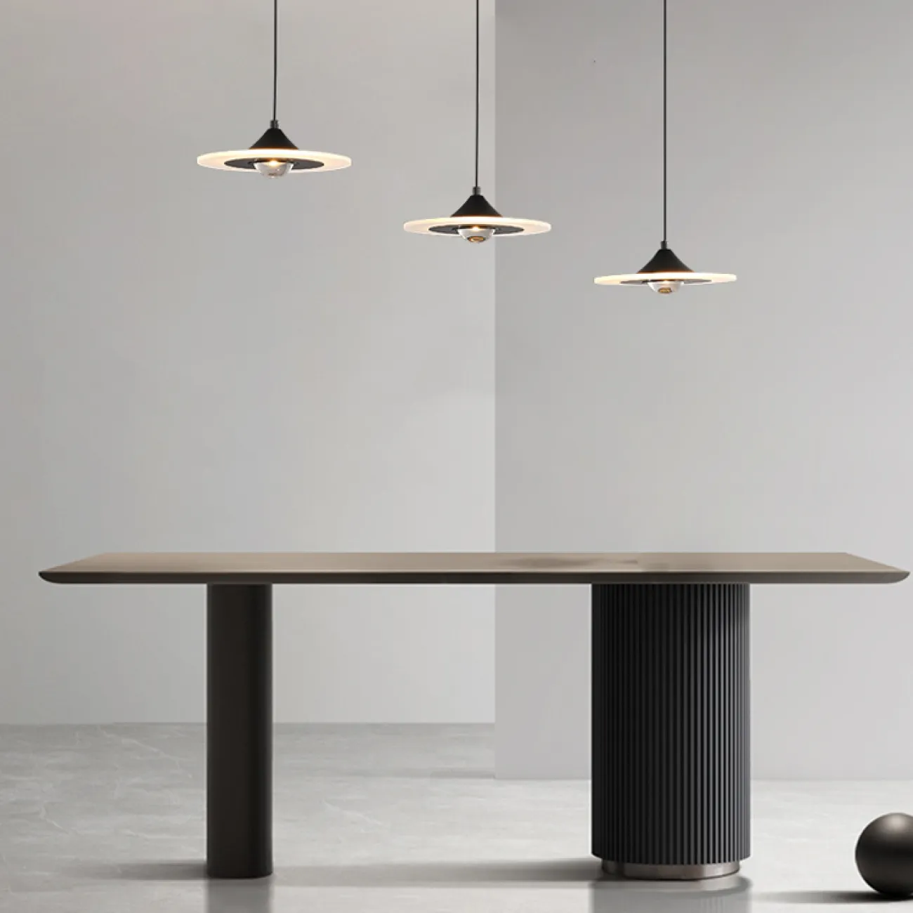 Готовая комбинация подвесных светодиодных светильников с дискообразными рассеивателями и шаровидными плафонами NILVARD TRIO Black