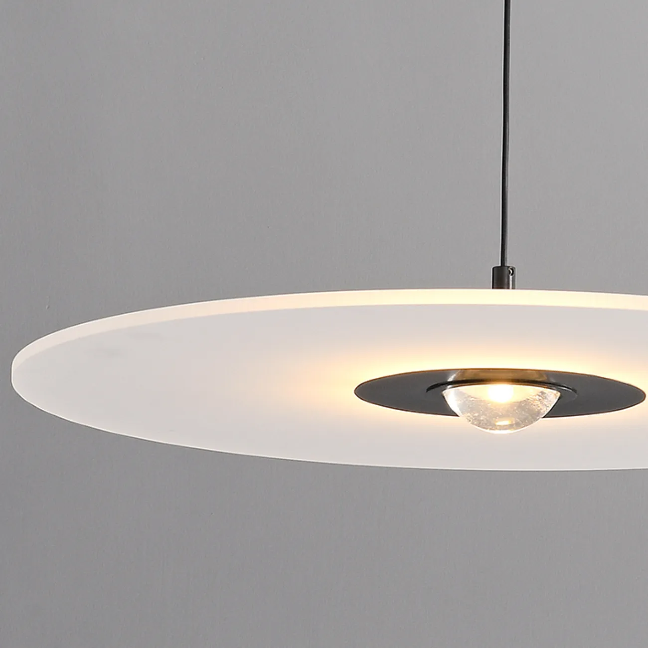 Готовая комбинация подвесных светодиодных светильников с дискообразными рассеивателями и шаровидными плафонами NILVARD TRIO Black