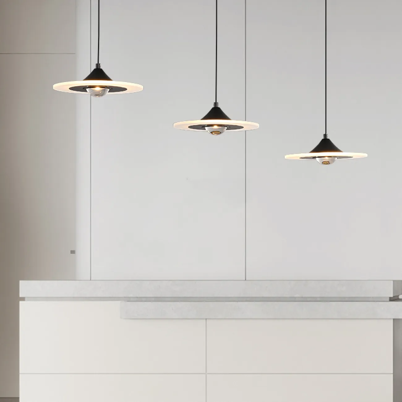 Готовая комбинация подвесных светодиодных светильников с дискообразными рассеивателями и шаровидными плафонами NILVARD TRIO Black