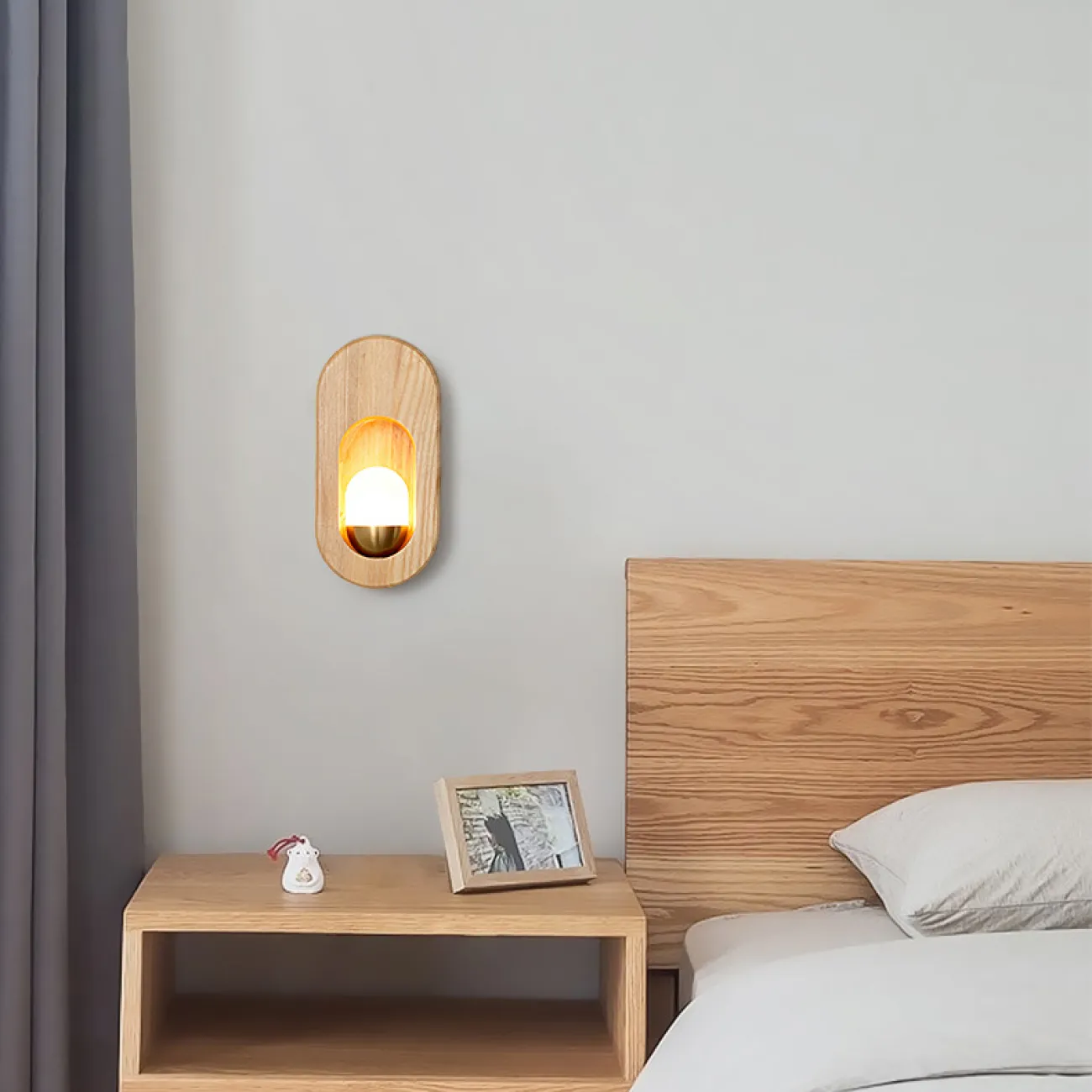 Настенный светильник-инсталляция с белым шарообразным плафоном внутри арочного корпуса из белого дерева HALLA