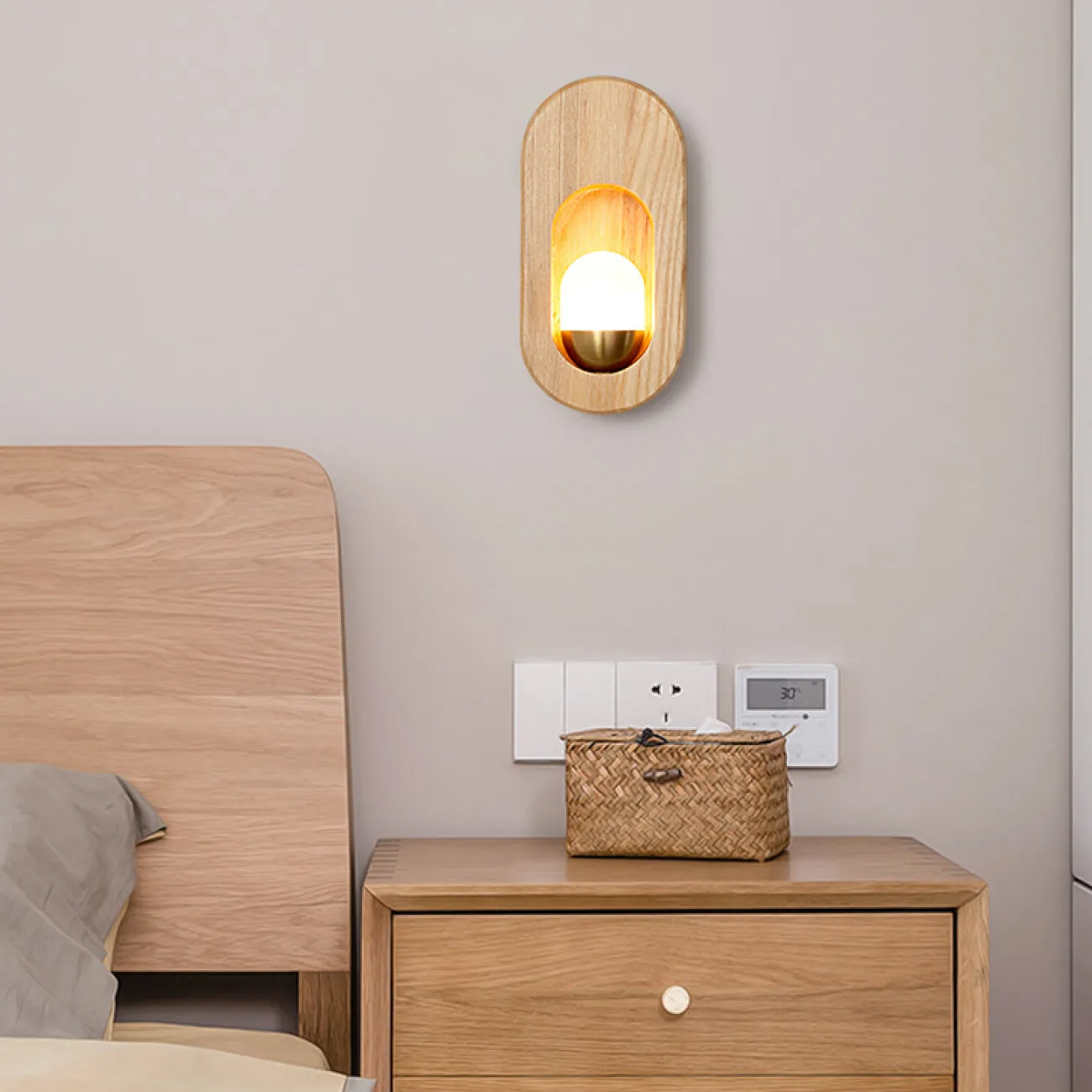 Настенный светильник-инсталляция с белым шарообразным плафоном внутри арочного корпуса из белого дерева HALLA