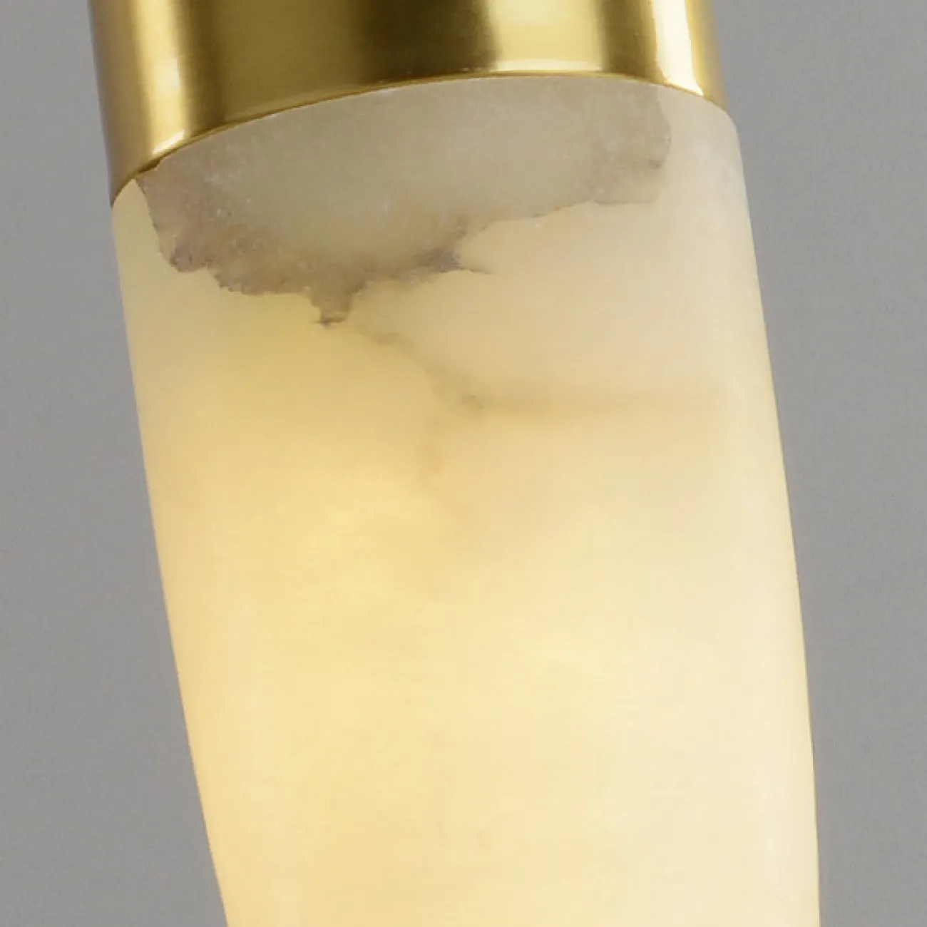 Готовая комбинация подвесных светодиодных светильников с тремя округлыми плафонами из натурального белого мрамора MALLE TRIO D40