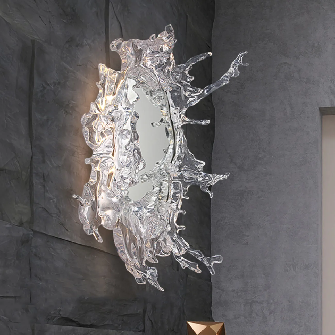 Настенный светильник-зеркало с LED-подсветкой по контуру корпуса с прозрачными рассеивателями, стилизованными под брызги воды ILLUSION D66