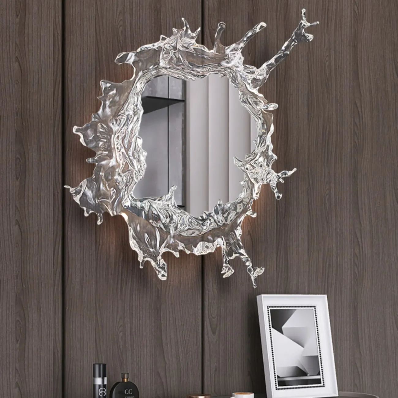 Настенный светильник-зеркало с LED-подсветкой по контуру корпуса с прозрачными рассеивателями, стилизованными под брызги воды ILLUSION D66