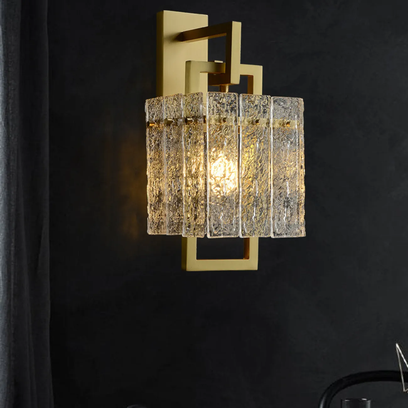 Бра с прямоугольным плафоном из рельефных стеклянных пластин на кронштейне из металлических рамок ADINA WALL