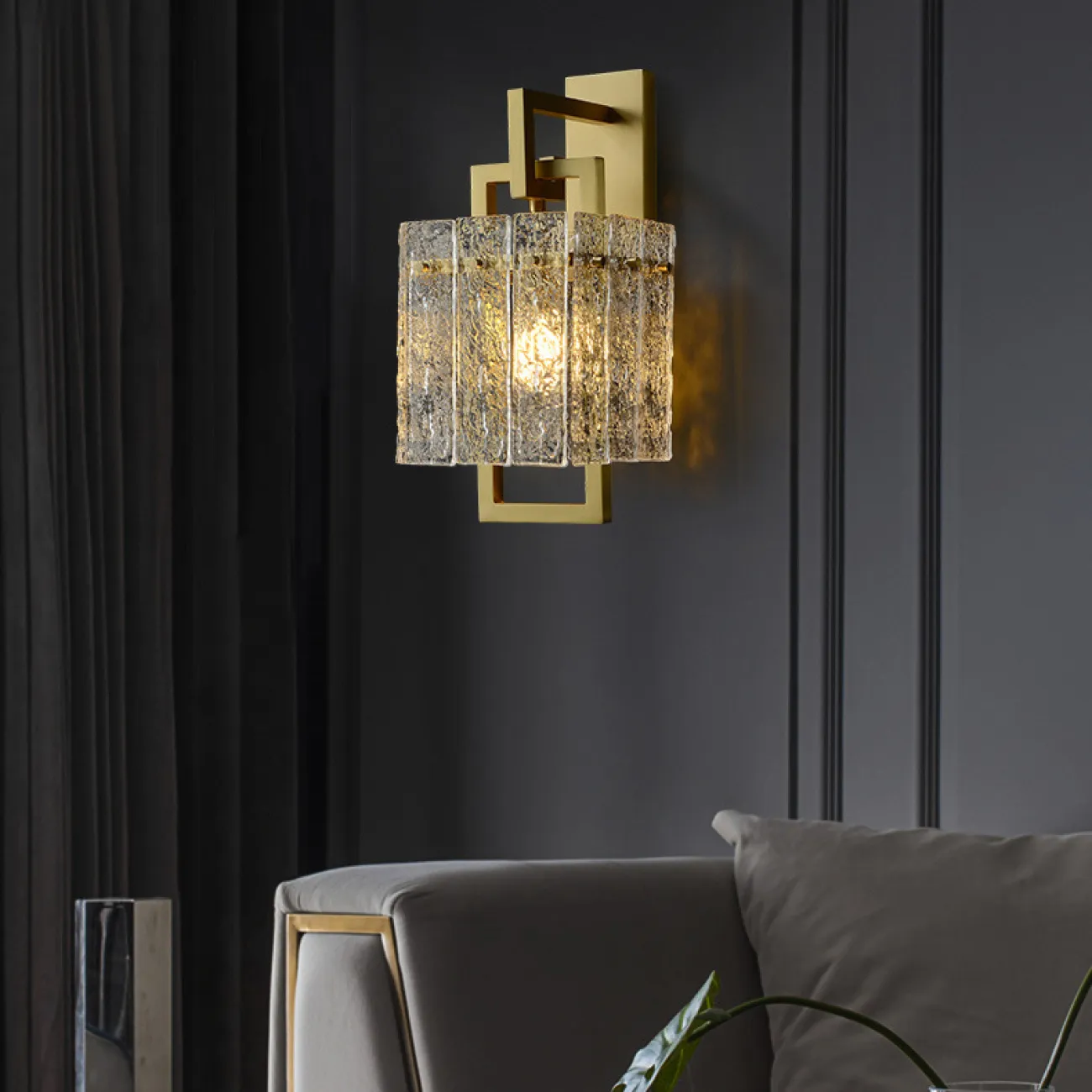 Бра с прямоугольным плафоном из рельефных стеклянных пластин на кронштейне из металлических рамок ADINA WALL