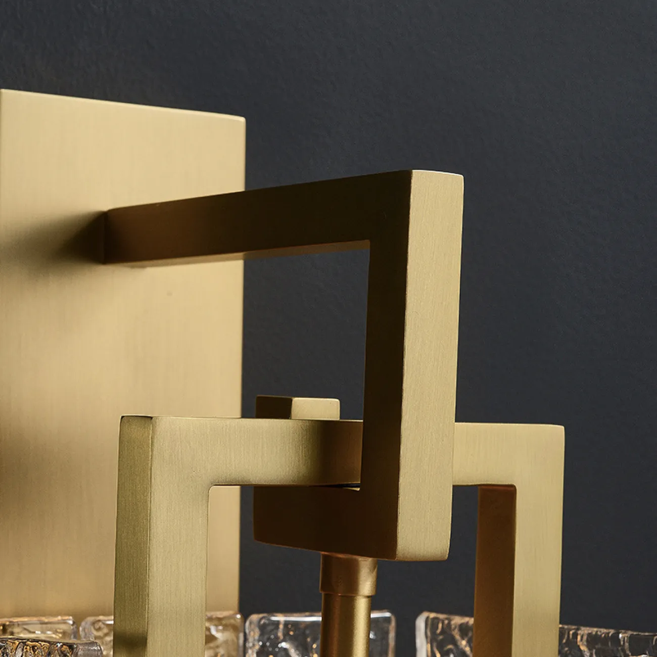 Бра с прямоугольным плафоном из рельефных стеклянных пластин на кронштейне из металлических рамок ADINA WALL