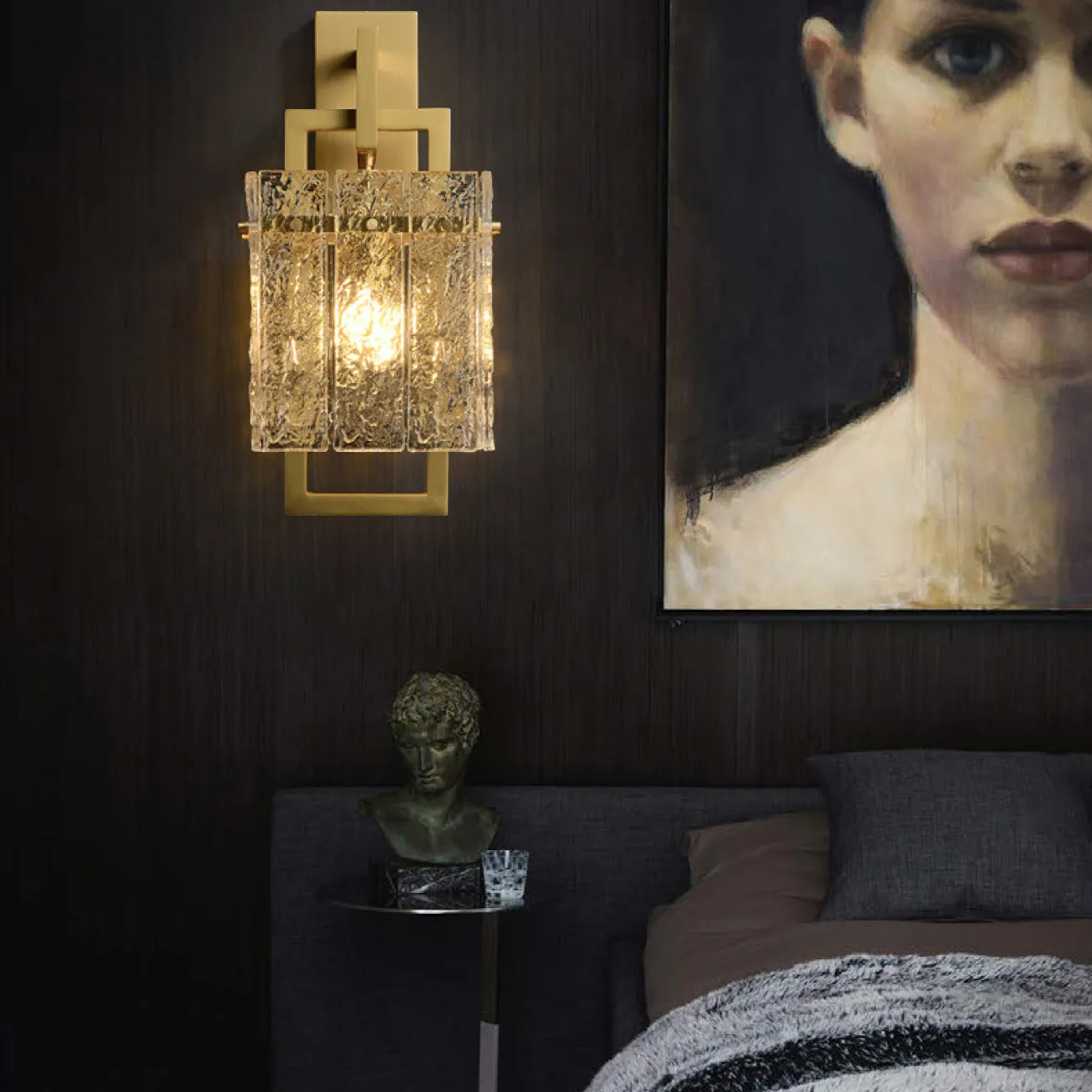 Бра с прямоугольным плафоном из рельефных стеклянных пластин на кронштейне из металлических рамок ADINA WALL