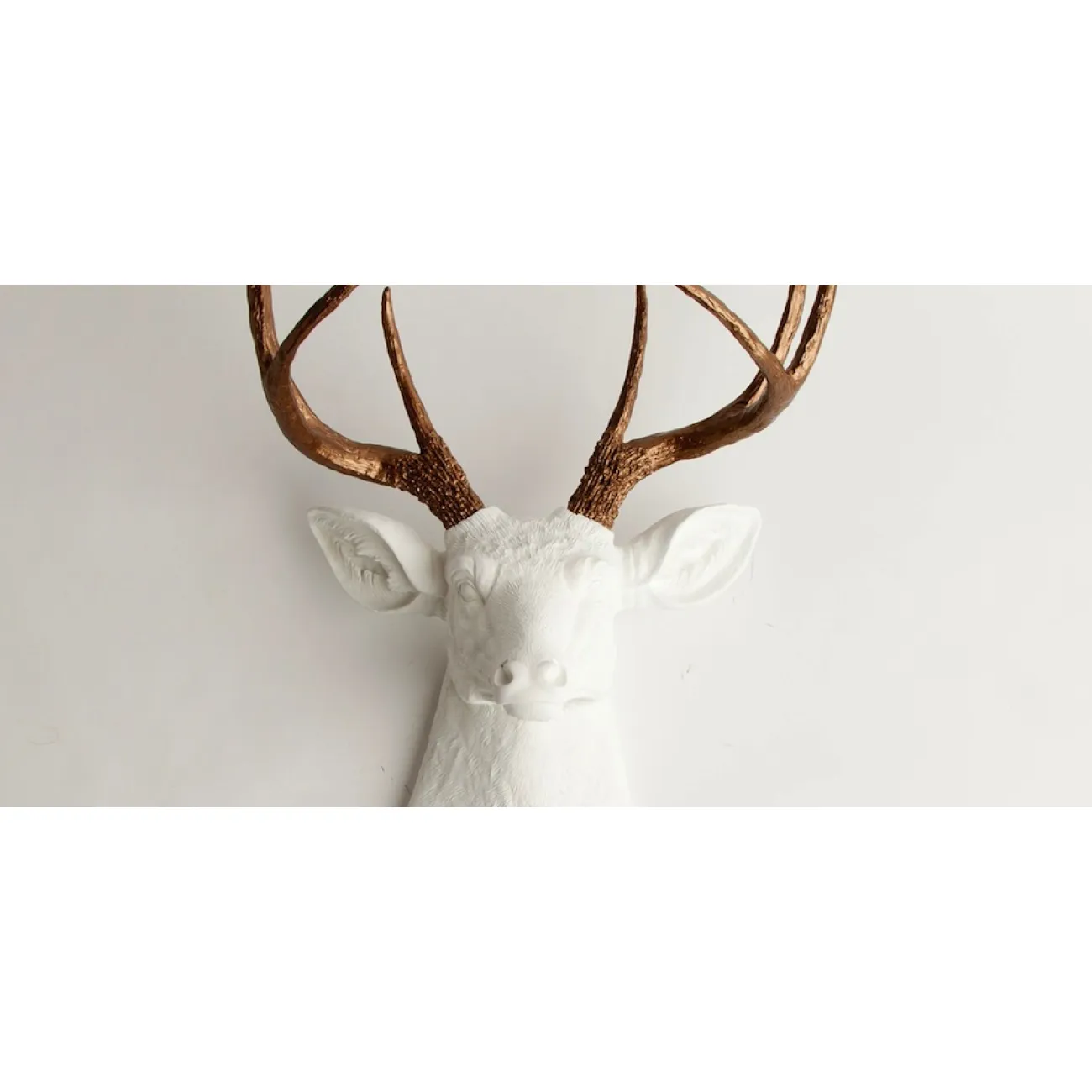 Голова оленя - Белая с бронзовыми рогами от LaLume Голова оленя - Белая с бронзовыми рогами от LaLume