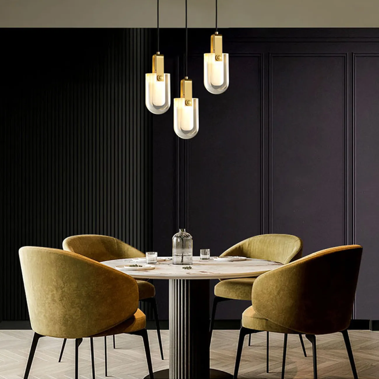 Готовая комбинация подвесных светильников с белым плафонами в скругленных хрустальных слитках NELLY COMBO D30