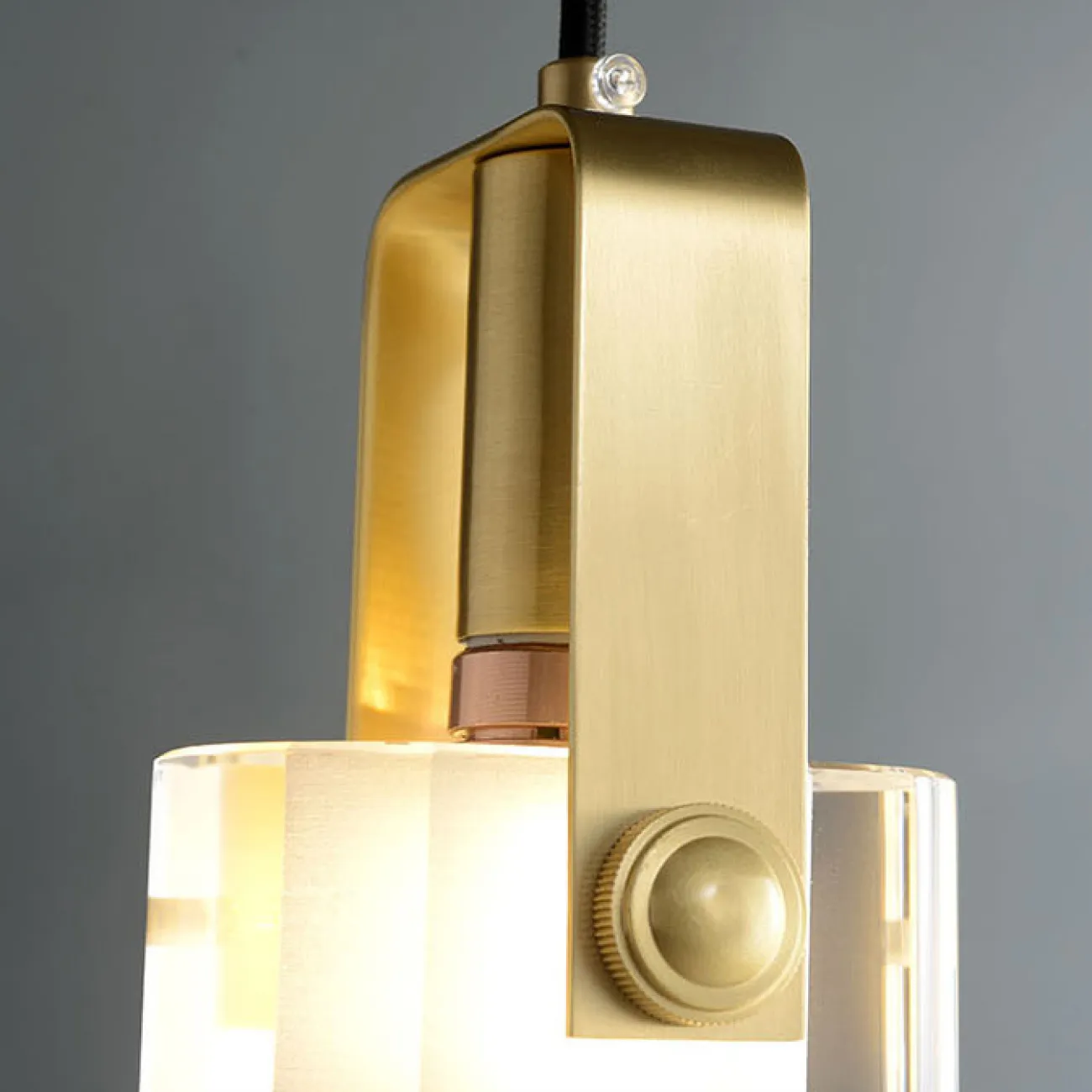 Готовая комбинация подвесных светильников с белым плафонами в скругленных хрустальных слитках NELLY COMBO D30