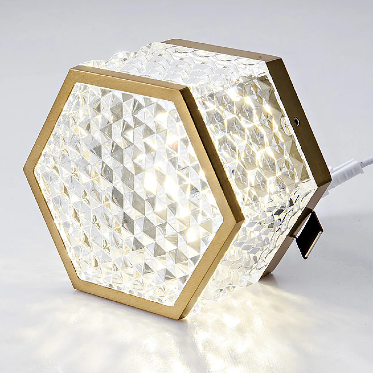 Серия накладных светодиодных светильников с плафоном в форме шестигранника с панцирной поверхностью PARTY Brass 3000К 5W