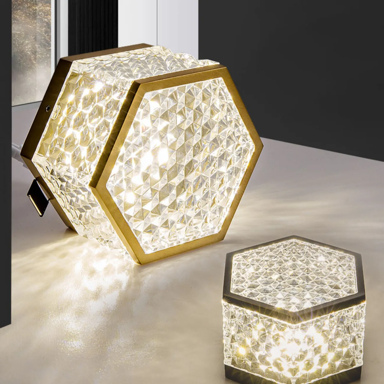 Серия накладных светодиодных светильников с плафоном в форме шестигранника с панцирной поверхностью PARTY Brass 3000К 5W