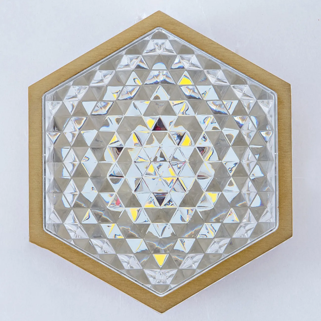 Серия накладных светодиодных светильников с плафоном в форме шестигранника с панцирной поверхностью PARTY Brass 3000К 5W