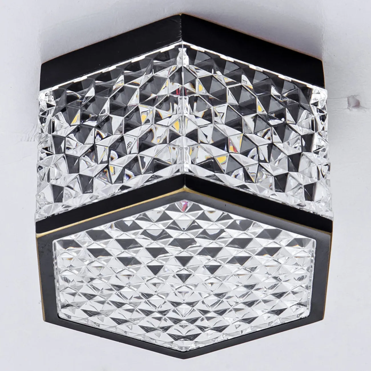 Серия накладных светодиодных светильников с плафоном в форме шестигранника с панцирной поверхностью PARTY Brass 3000К 5W