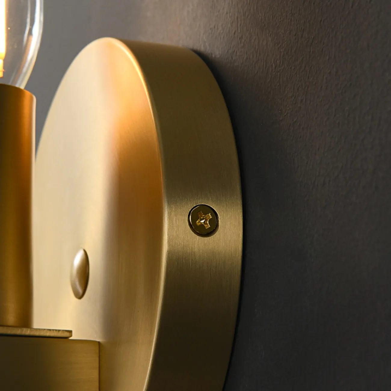 Бра с тремя многогранными хрустальными рассеивателями в виде прямоугольных пластин со скругленными краями WALLACE WALL