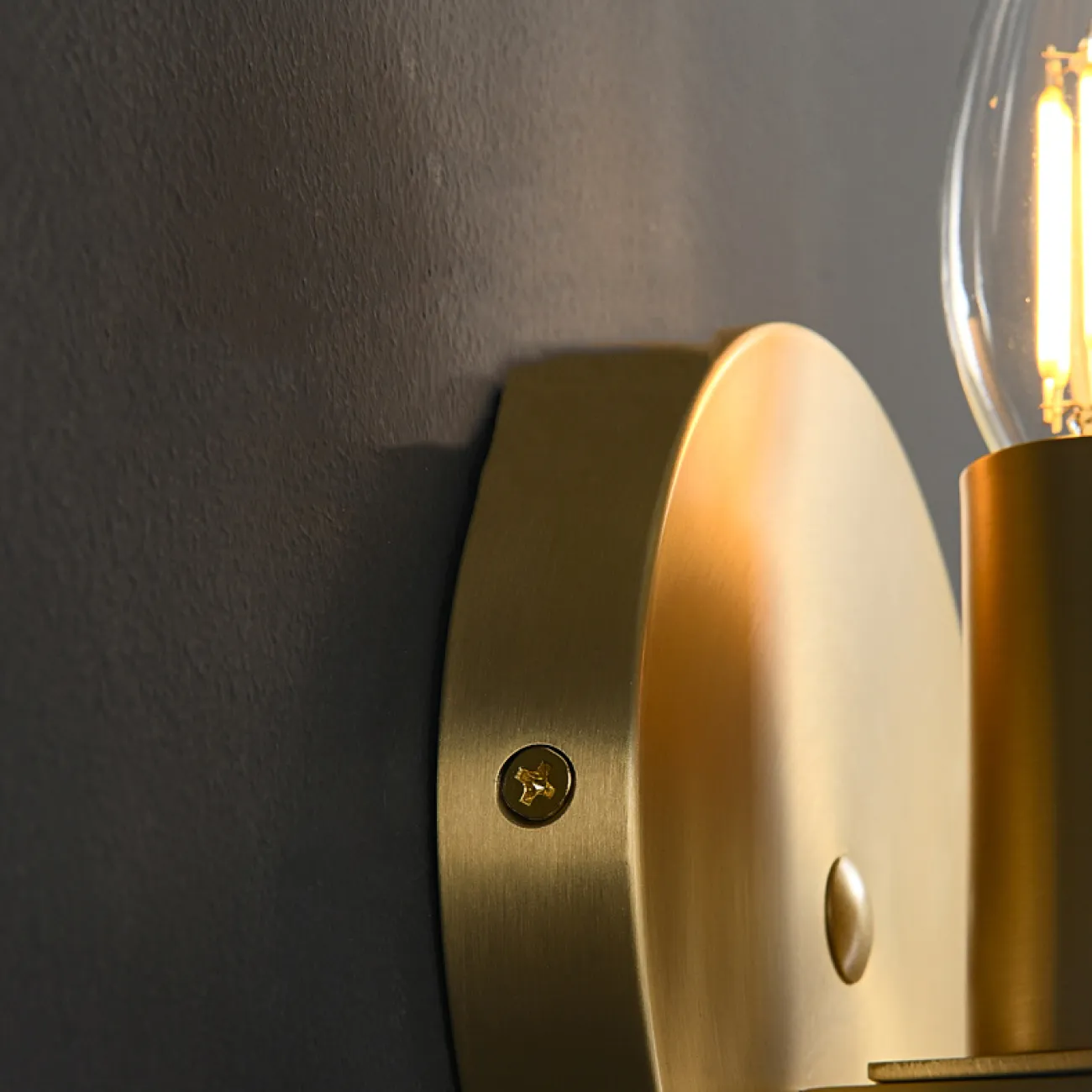 Бра с тремя многогранными хрустальными рассеивателями в виде прямоугольных пластин со скругленными краями WALLACE WALL