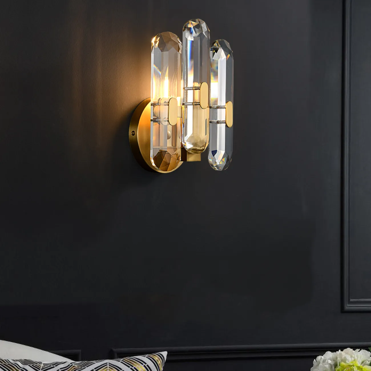 Бра с тремя многогранными хрустальными рассеивателями в виде прямоугольных пластин со скругленными краями WALLACE WALL