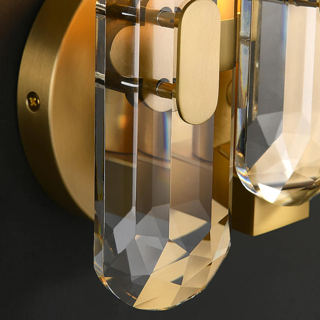 Бра с тремя многогранными хрустальными рассеивателями в виде прямоугольных пластин со скругленными краями WALLACE WALL