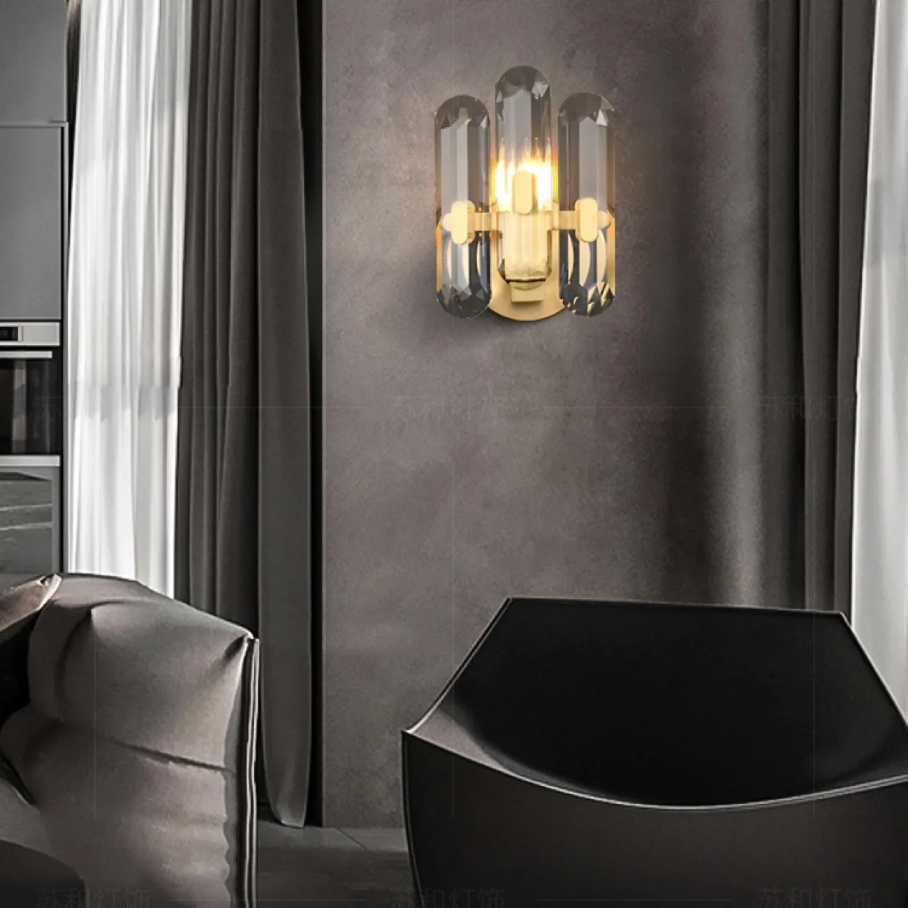 Бра с тремя многогранными хрустальными рассеивателями в виде прямоугольных пластин со скругленными краями WALLACE WALL