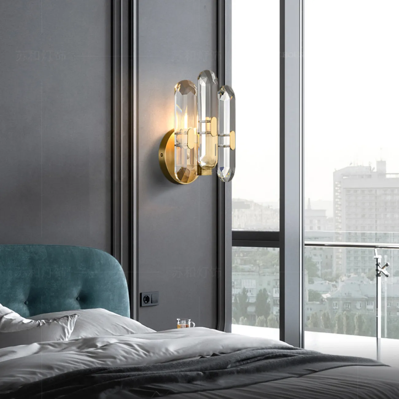 Бра с тремя многогранными хрустальными рассеивателями в виде прямоугольных пластин со скругленными краями WALLACE WALL