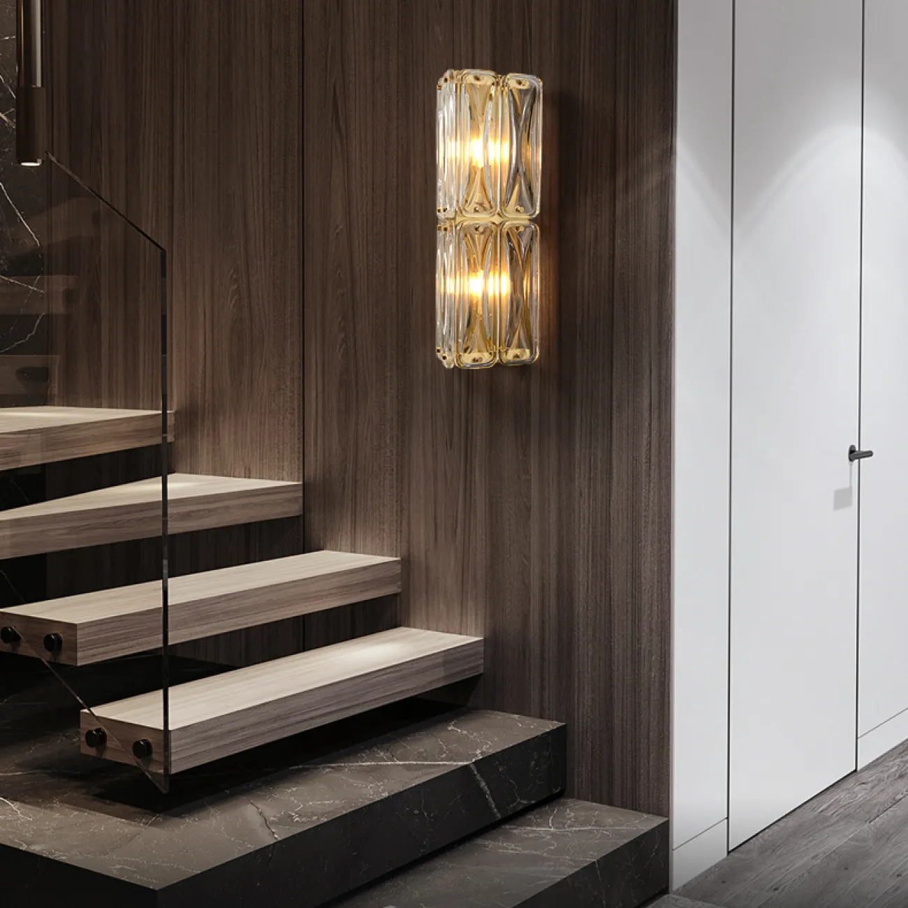 Серия настенных светильников с прямоугольными рассеивателями из выдувного стекла на каркасе в форме треугольной призмы SARIA WALL H25