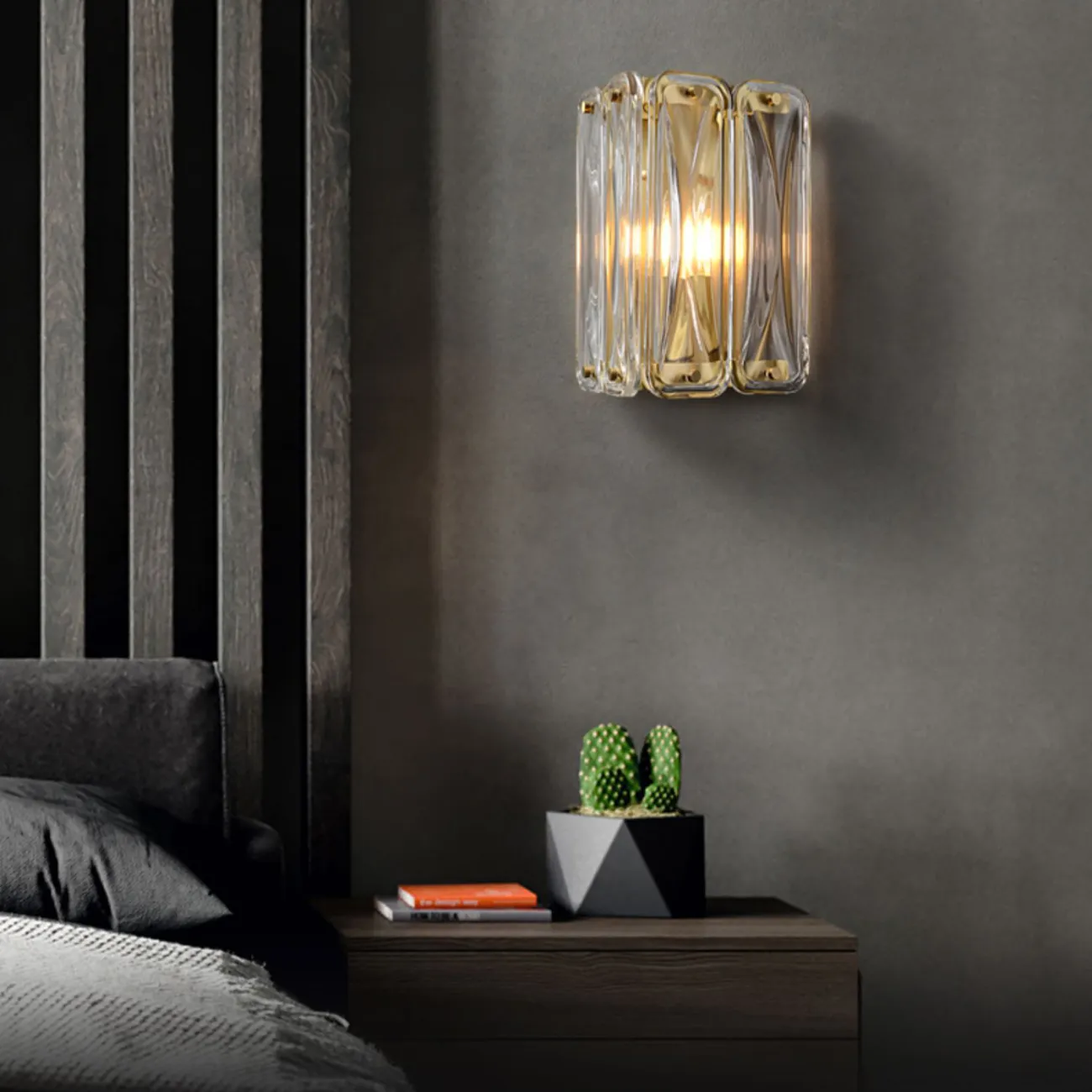 Серия настенных светильников с прямоугольными рассеивателями из выдувного стекла на каркасе в форме треугольной призмы SARIA WALL H25